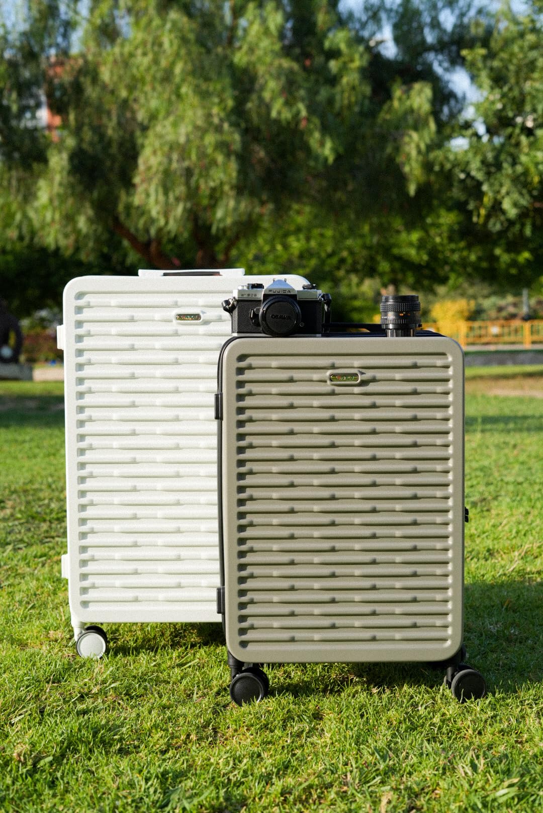 Valigia Trolley Misura M Ultraleggero 100% policarbonato rigido 68 x 44 x 26 cm – Manico In Alluminio - Mobilità a 360° - 4 Ruote Silenziose Zip professionale
