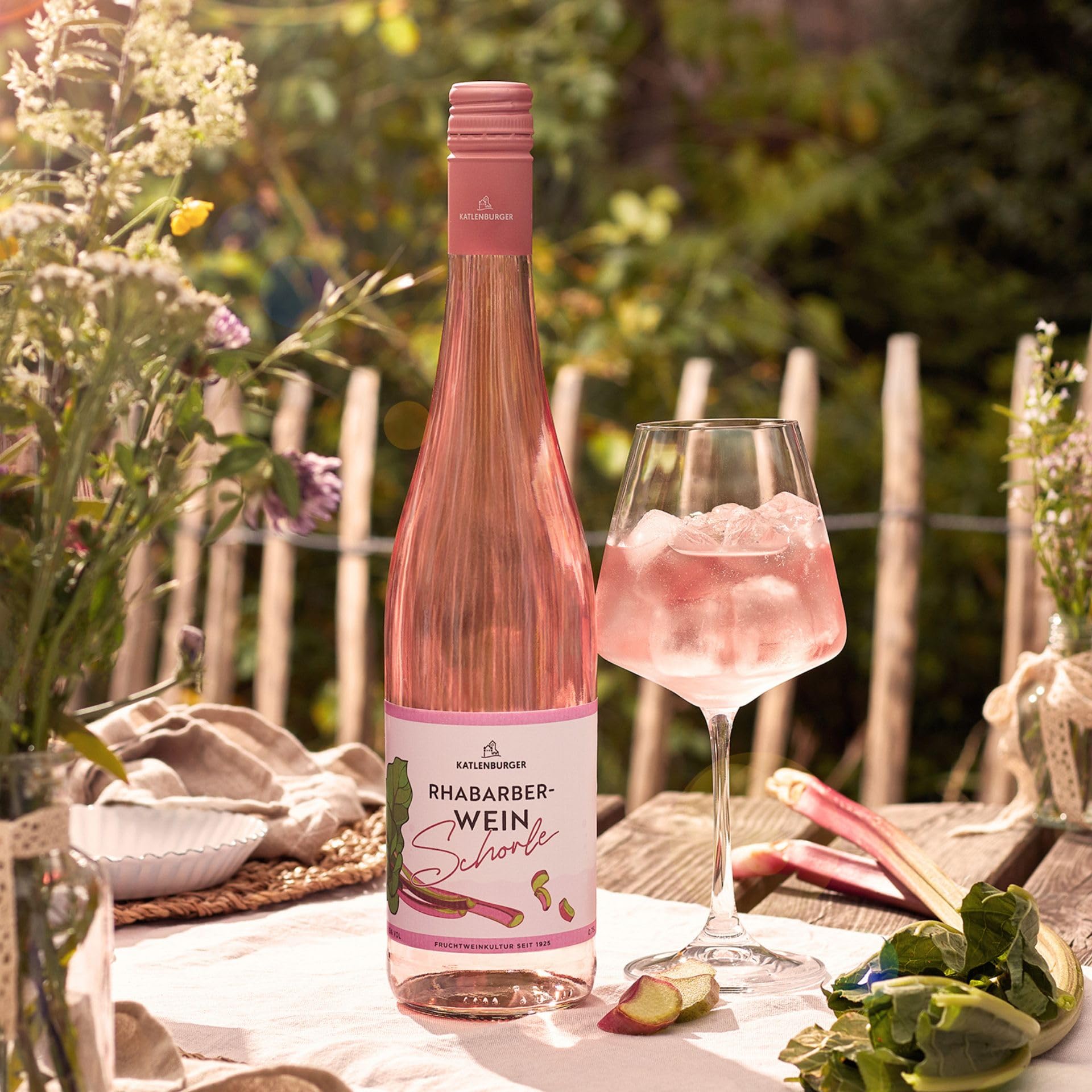 KATLENBURGER - Fruchtweinschorle Rhabarber | Natürlich-leichte und fruchtige Schorle aus Katlenburger Fruchtweinen. Leicht, spritzig und ideal für Sommerabende. Inhalt: 6x 0,75l mit 5% vol.