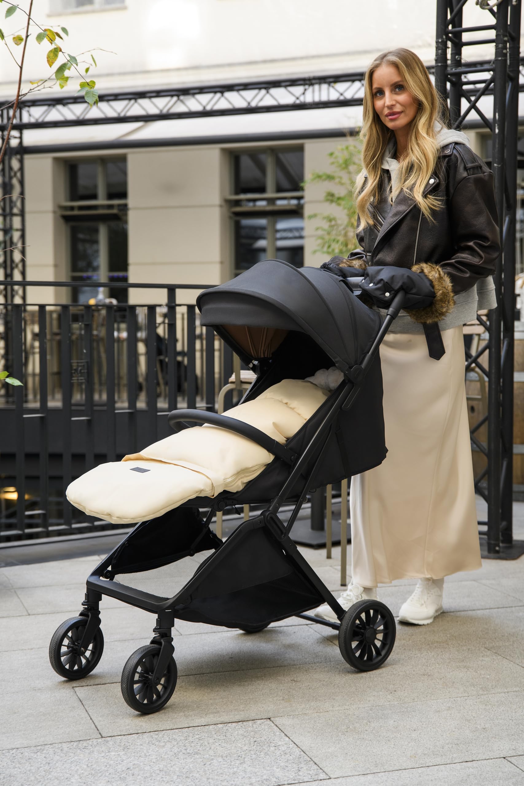 Sac de couchage MoMi 2 en 1 pour landau, luge ou siège auto, avec capuche, fourrure amovible et partie pour les pieds ; fermeture éclair des deux côtés, passants pour la ceinture, imperméable