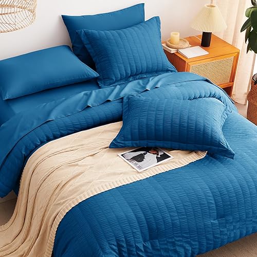 Miniatura 4 de CozyLux  Juego completo de edredón de 7 piezas con sábanas, ropa de cama suave seersucker con edredón y fundas de almohada, sábana bajera, sábana