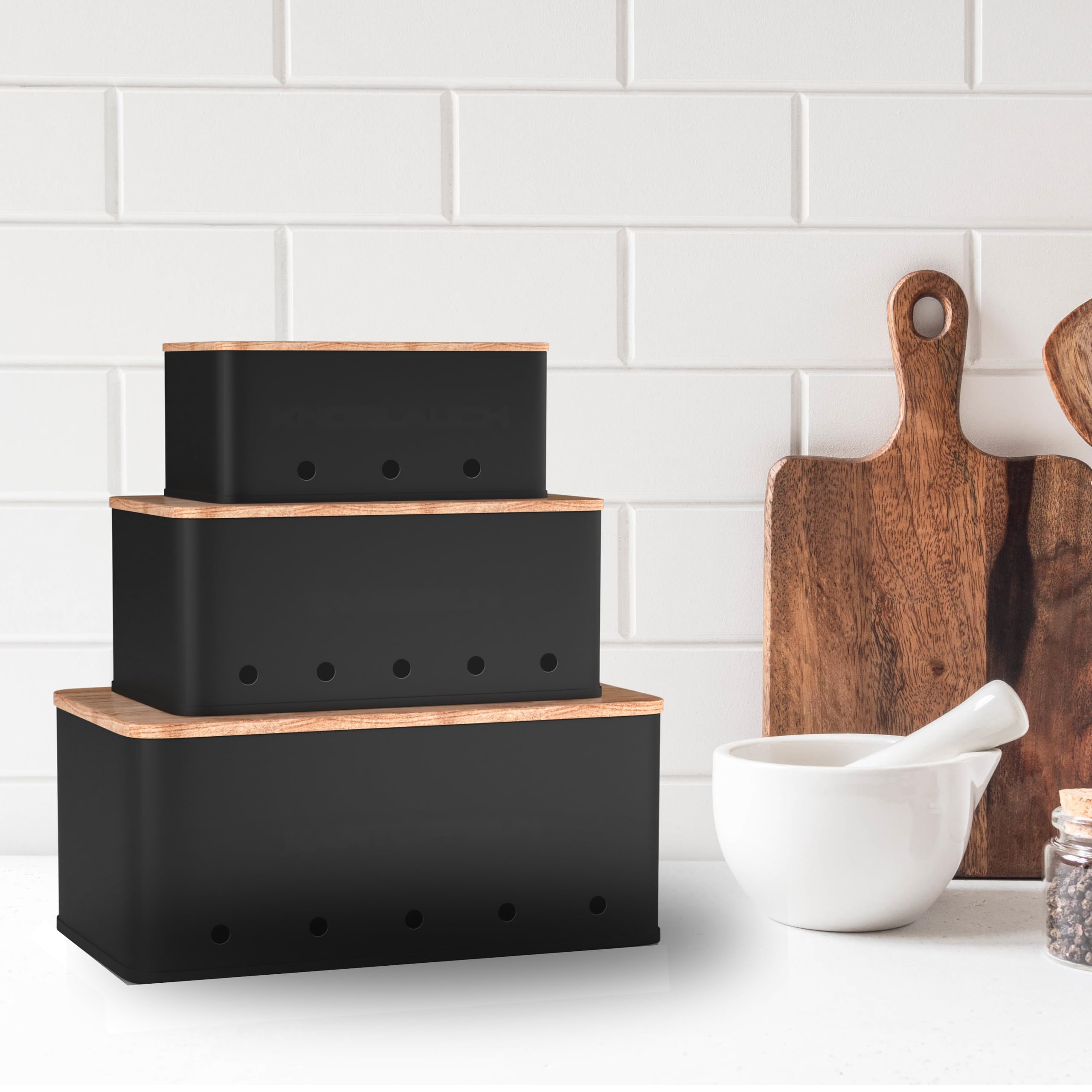 Set Organización Cocina 4 Piezas: Panera + Juego de 3 Botes para Patatas, Cebollas y Ajos. Cajas de Almacenaje Metal Negro Mate con Tapa de Bambú y Ventilación