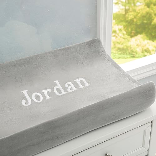 Delta Children Cambiador contorneado personalizado con funda de felpa, bordado con nombre (gris)