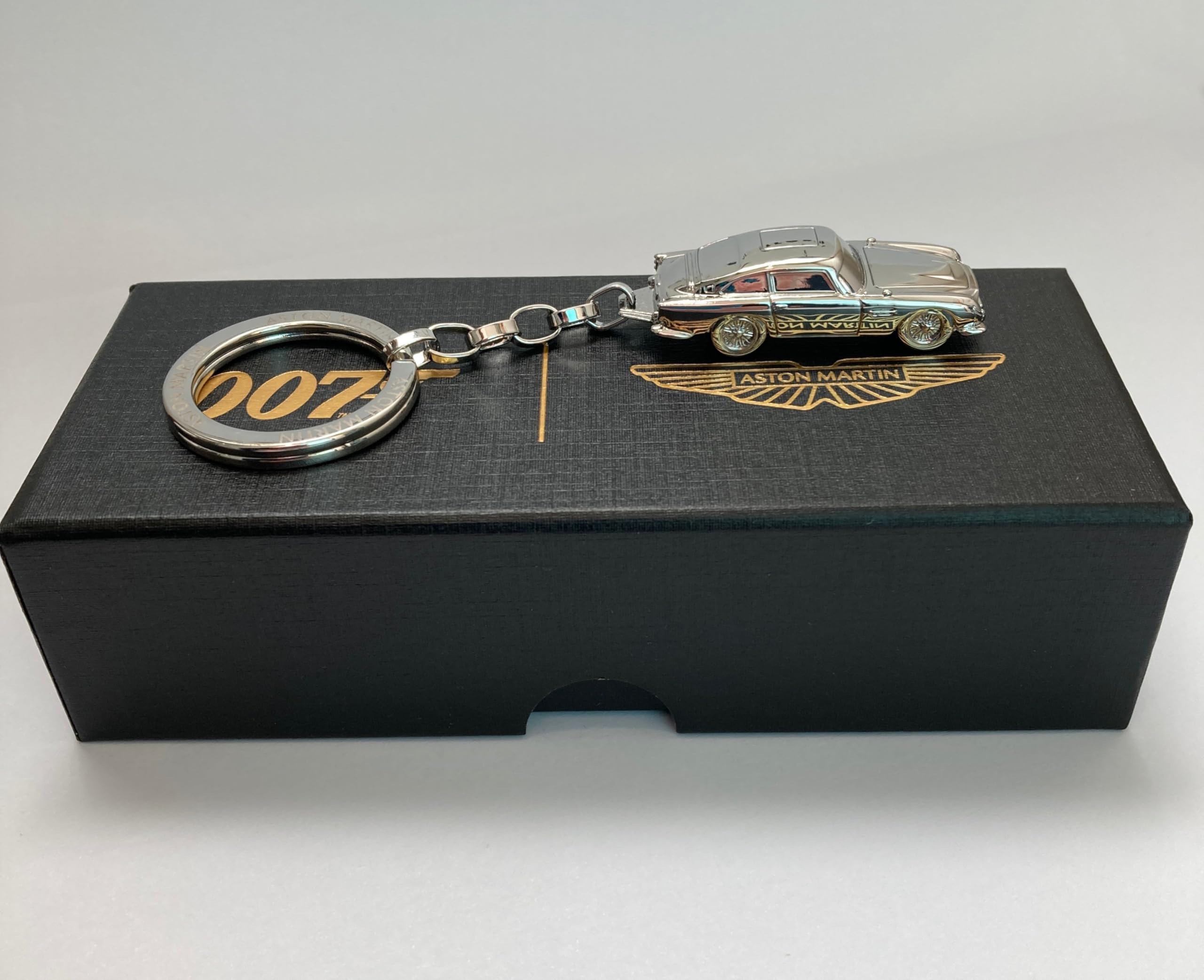 Offizieller Aston Martin DB5 silberner Schlüsselanhänger Bond 00 mit Geschenkbox