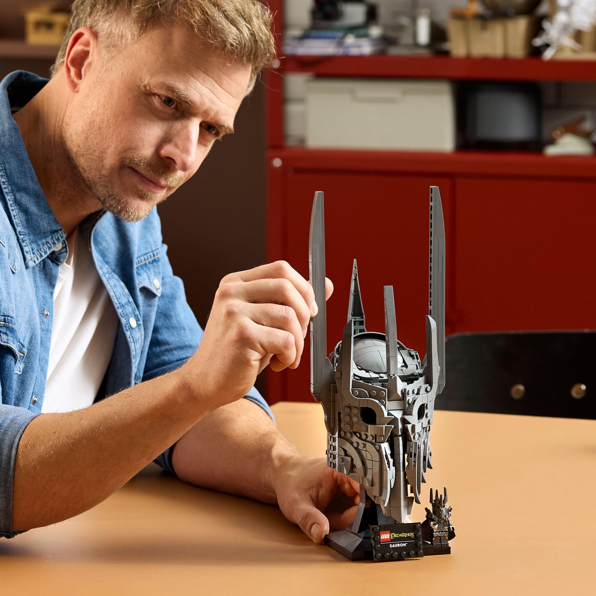 LEGO Icons El Señor de los Anillos: Casco de Sauron - Kit de Maquetas para Adultos - Minifigura Coleccionable y Anillo Único - Regalo para Hombres y Mujeres Fans de la Saga de Películas - 11373