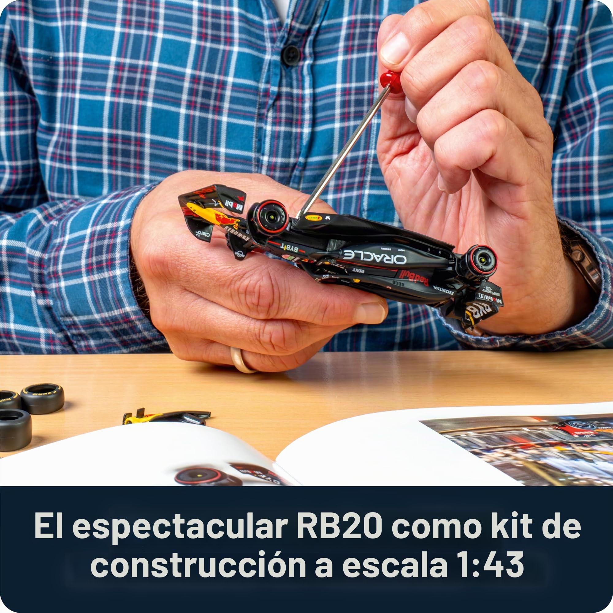 FRANZIS 67245 - Calendario de Adviento de Oracle Red Bull Racing 2025 - Maqueta a escala 1:43, incluye módulo de sonido y libro de 52 páginas