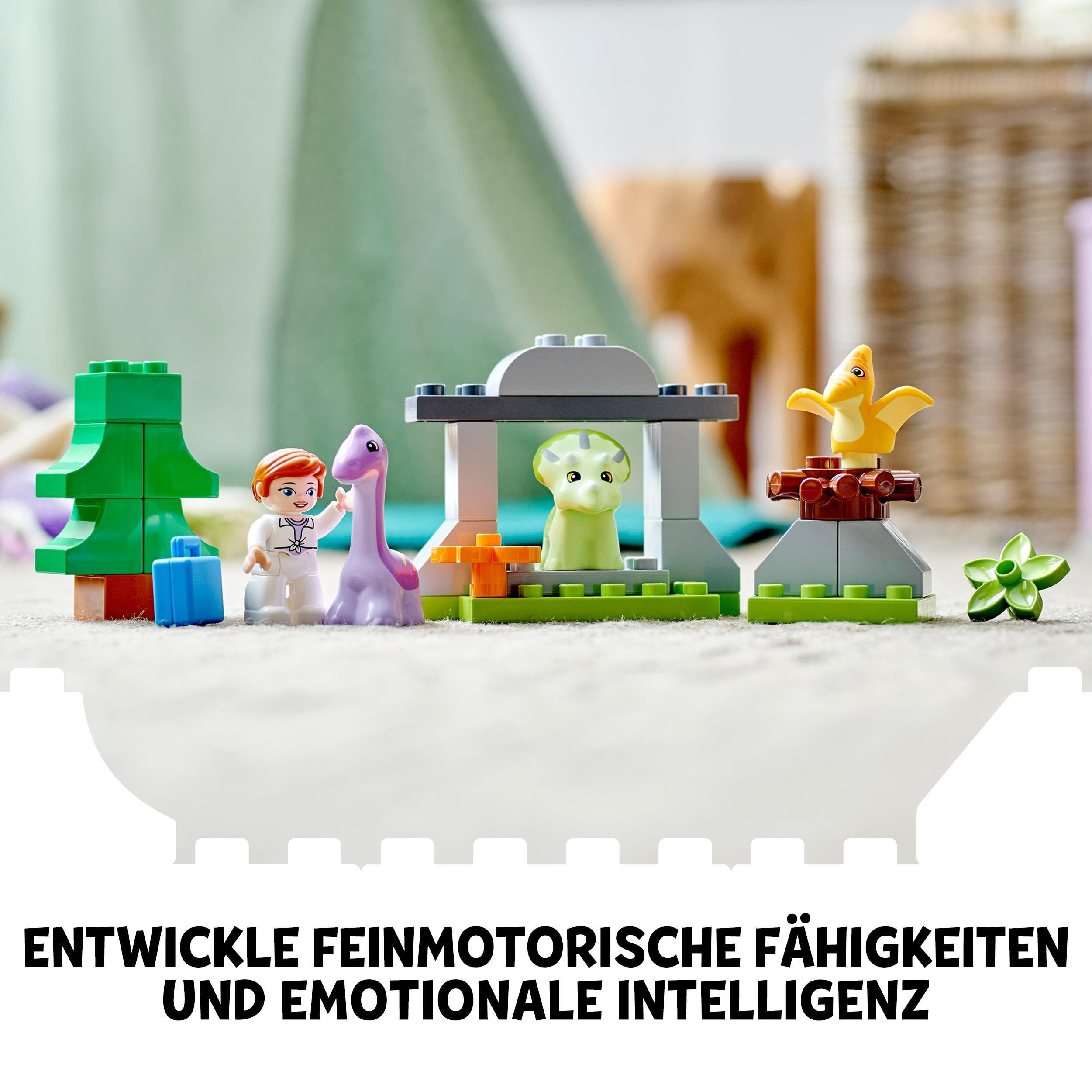 LEGO 10938 DUPLO Jurassic World Dinosaurier Kindergarten mit Baby Dino Figuren und Triceratops, Spielzeug und Steine für Kleinkinder ab 2 Jahre, Mädchen und Jungen