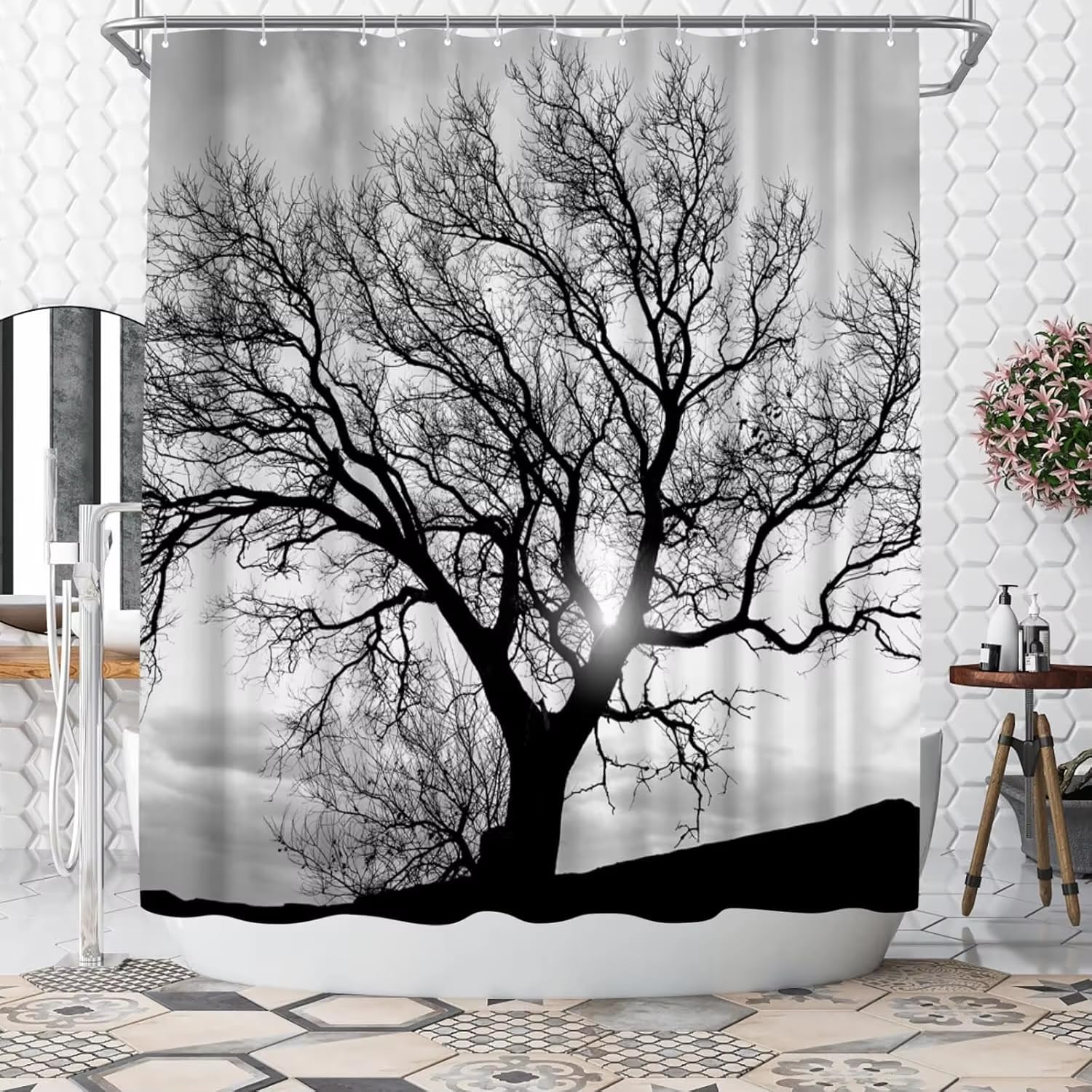 Rideau de douche arbre noir et blanc pour une ambiance nature spa