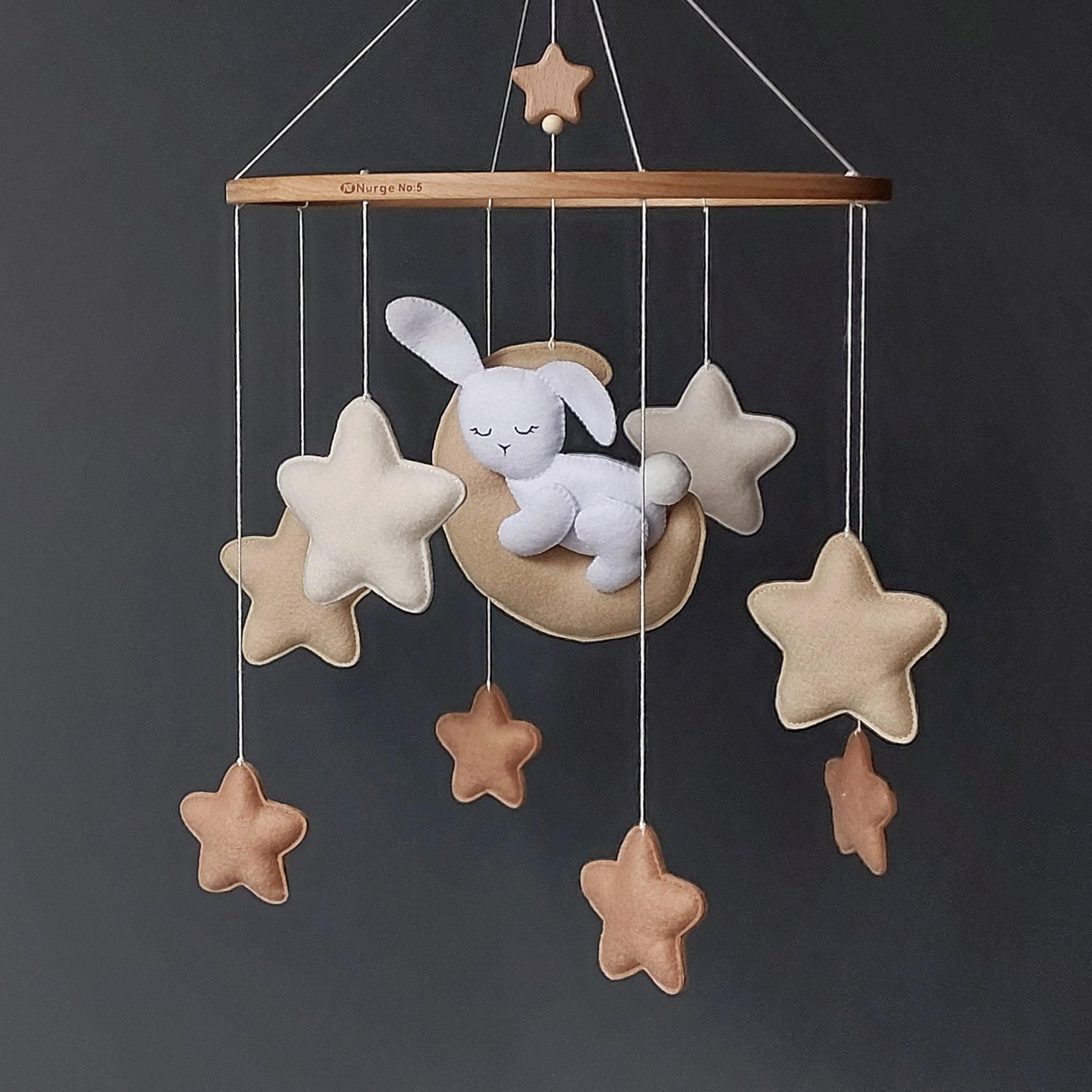 Baby Mobile Hase – Schlafender Hase auf Mond mit Filzsternen | Neutrale Babymobile für Jungen & Mädchen | Handgemachtes Kinderzimmer Deko | Geschenk zur Geburt