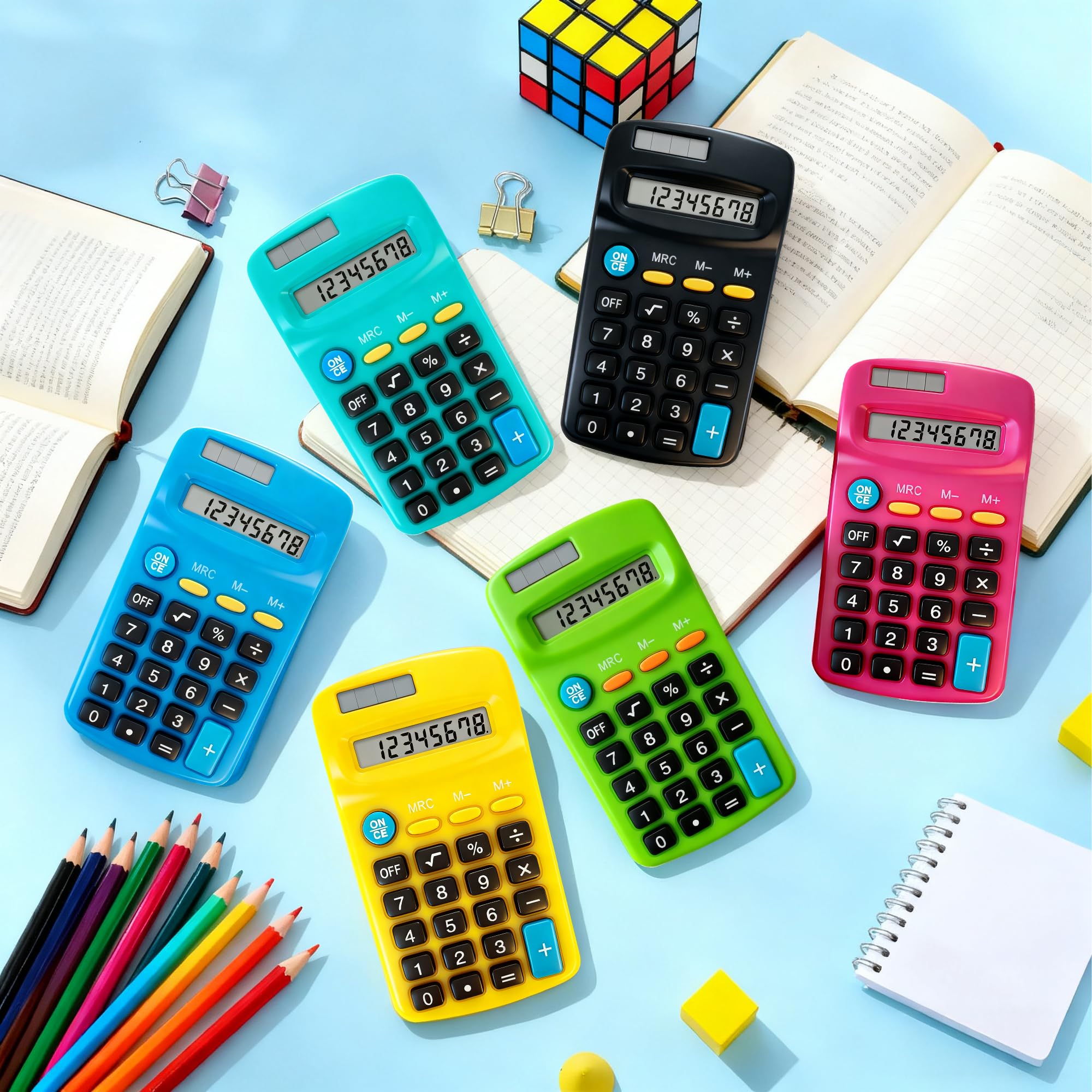 Lot de 18 calculatrices de poche en vrac : calculatrice de base à 8 chiffres, petite calculatrice à batterie solaire double alimentation pour salle de classe, étudiants, bureau, école, bureau à