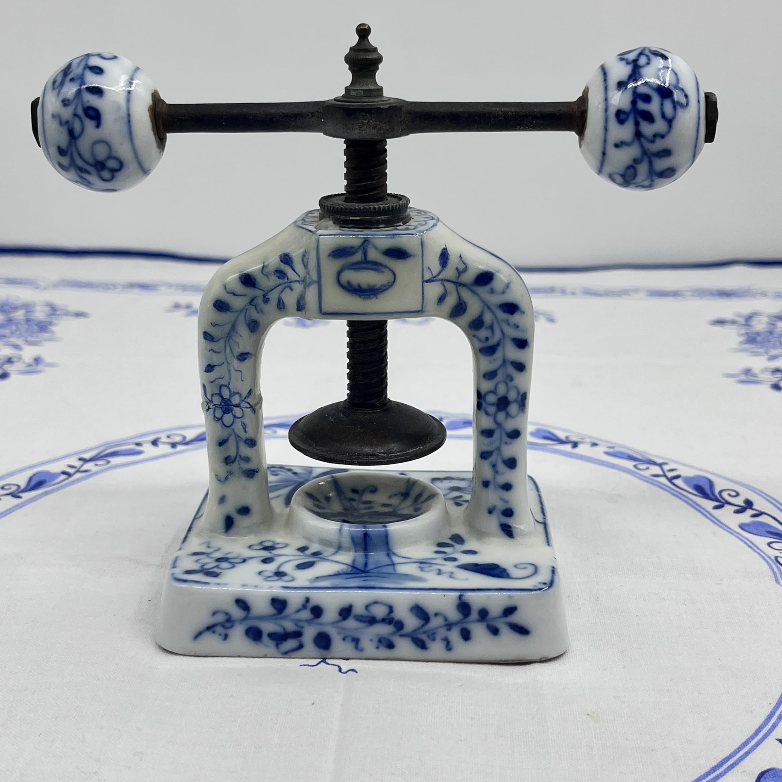 Casse-noisette mécanique antique en porcelaine Motif oignon en fer