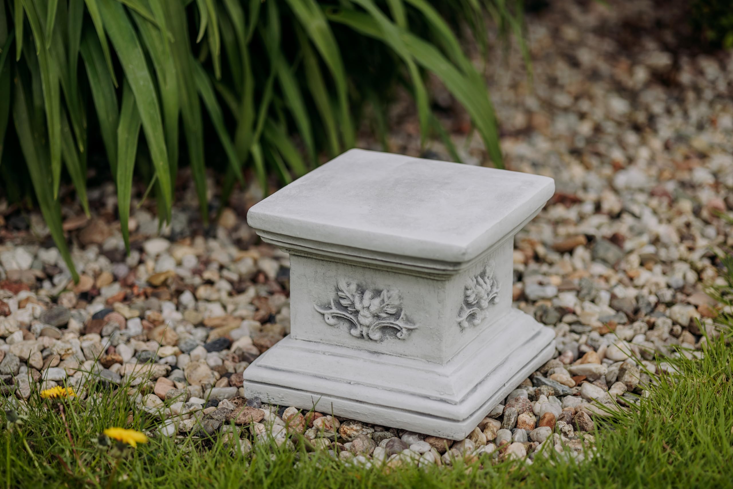 gartendekoparadies.de Quadratischer Sockel Podest, Steinsockel, H. 21 cm, Stellfläche 25 x 25 cm, 21 kg, Grau, frostsicher aus Steinguss für Außenbereich