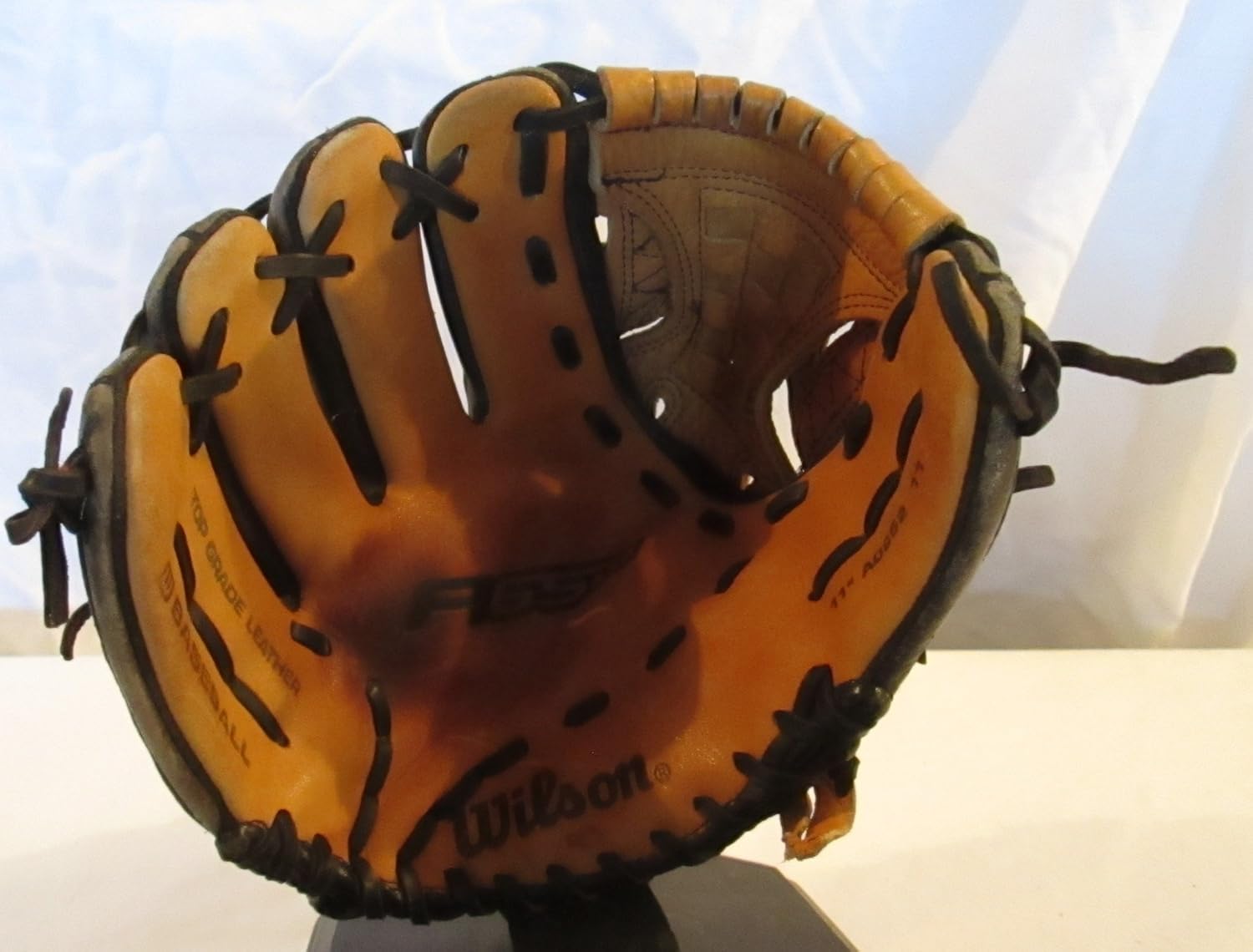 WILSON A650 11" BASEBALL GLOVE LEFT HAND THROWER MODEL (BROKEN IN AND GAME READY