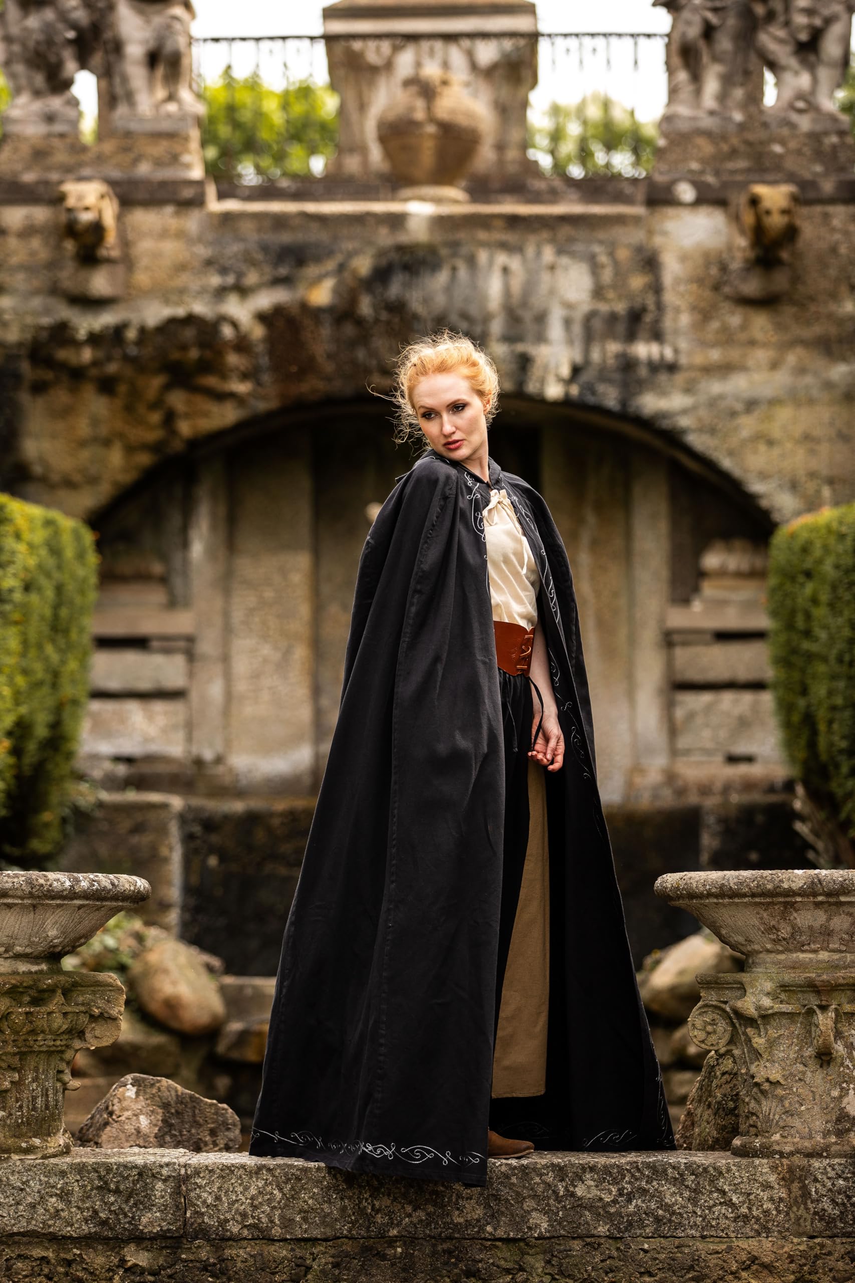 Leonardo Carbone® Unisex Mittelalter Umhang mit Stickerei Erna - Mittelalter Kleidung Damen & Herren, Cape Männer, Hobbit Kostüm, LARP, Wikinger, Cosplay, Halloween - 100% Baumwolle