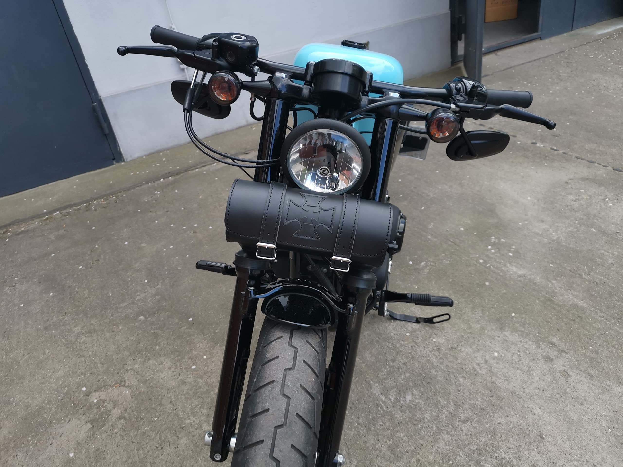 Gepäckrolle Tool Malteser Kreuz kompatibel mit Harley Davidson Softail Streetbob Cruiser Dyna Sportster Shovelhead Werkzeugrolle universell