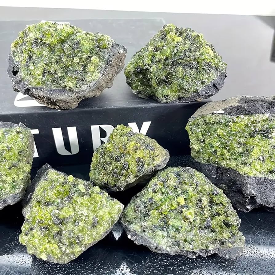 天然グリーンペリドット標本。 最高品質の端が尖った緑豊かなペリドットの結晶標本、宝石のよう