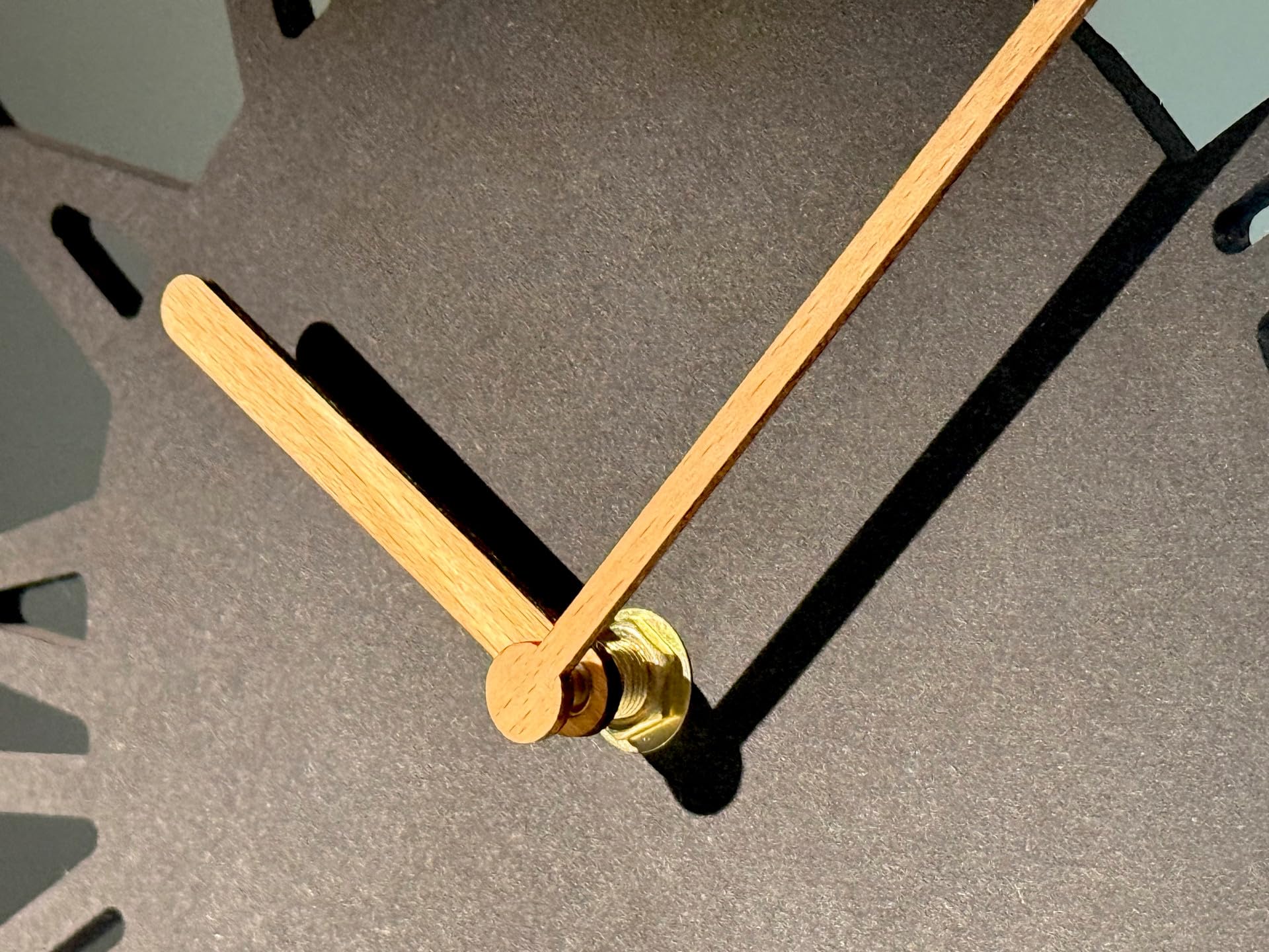 FLEXISTYLE Stehende Uhr aus Holz Eiche 30 cm – Moderne Tischuhr, Standuhr mit Lautlosem Quarzmechanismus ohne Tickgeräusche, Minimalistisches Design für Wohnzimmer, Büro & Schlafzimmer