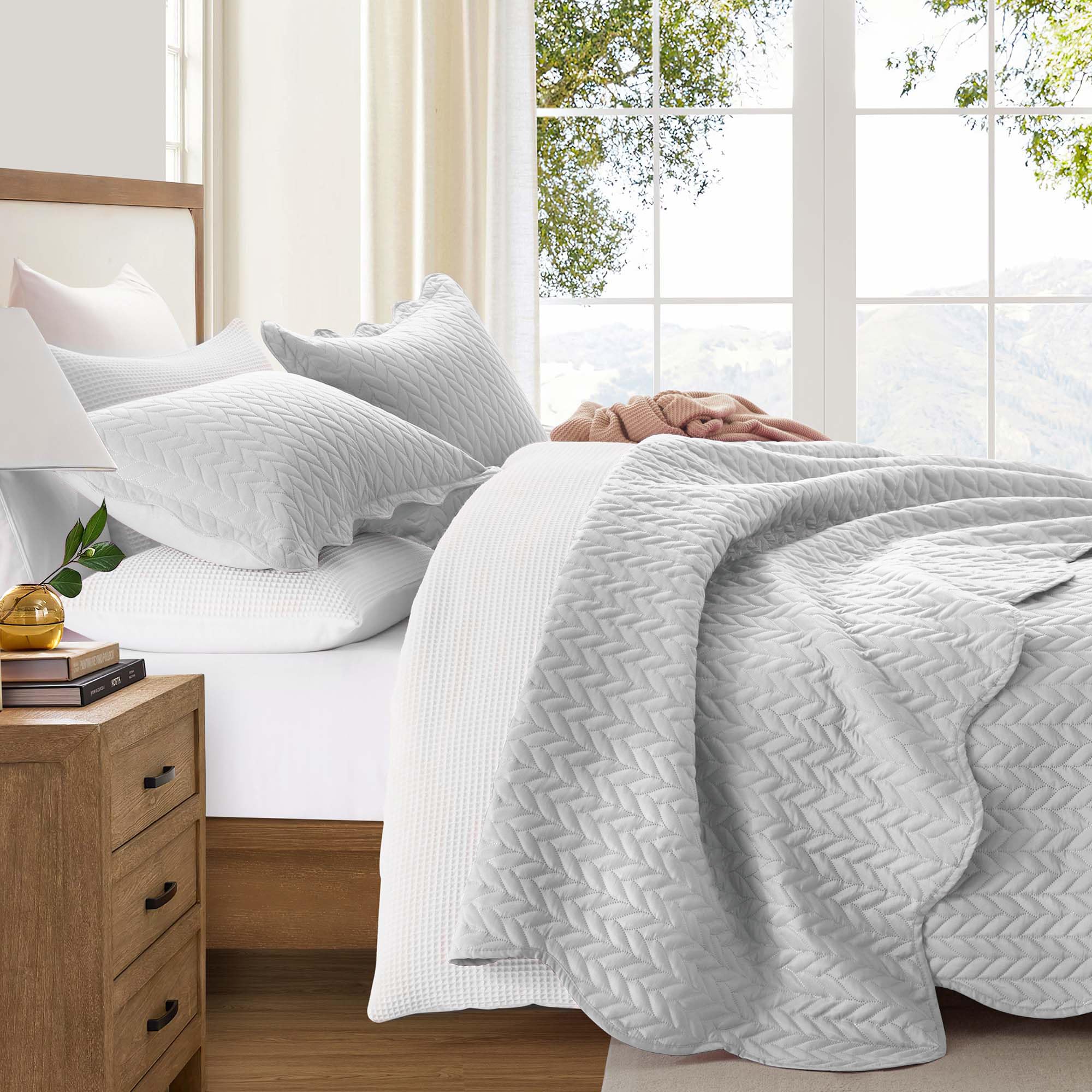 IR Imperial Rooms Queen Quilt Set - 3 Piece Reversible Microfiber Bedspread With Pillow Shams