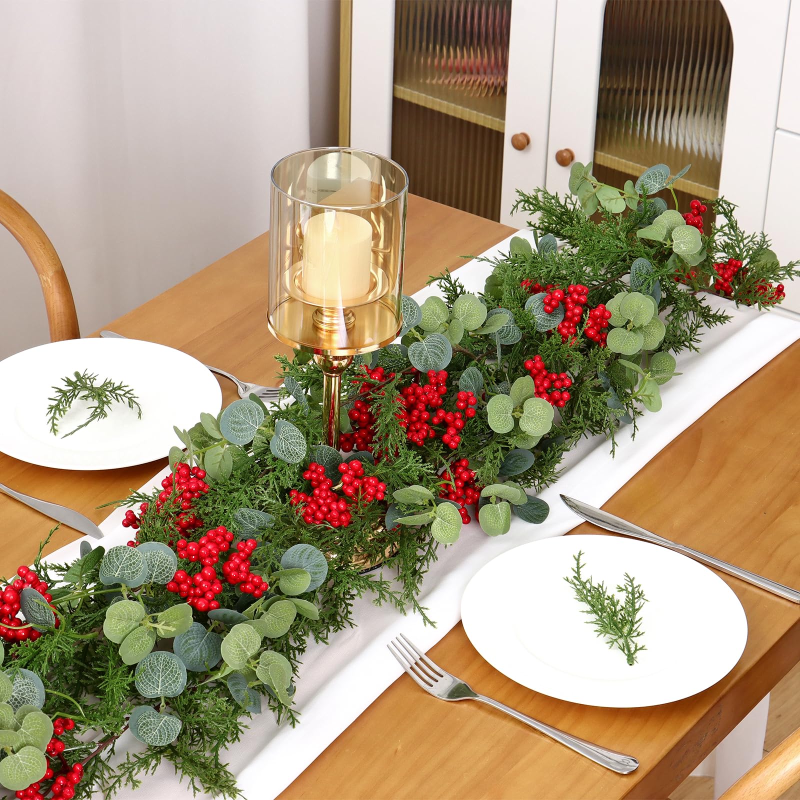 Guirlande de cèdre d'eucalyptus artificiel de 1,8 m avec baies rouges, faux cyprès de verdure pour cheminée, table, décoration de Noël d'hiver