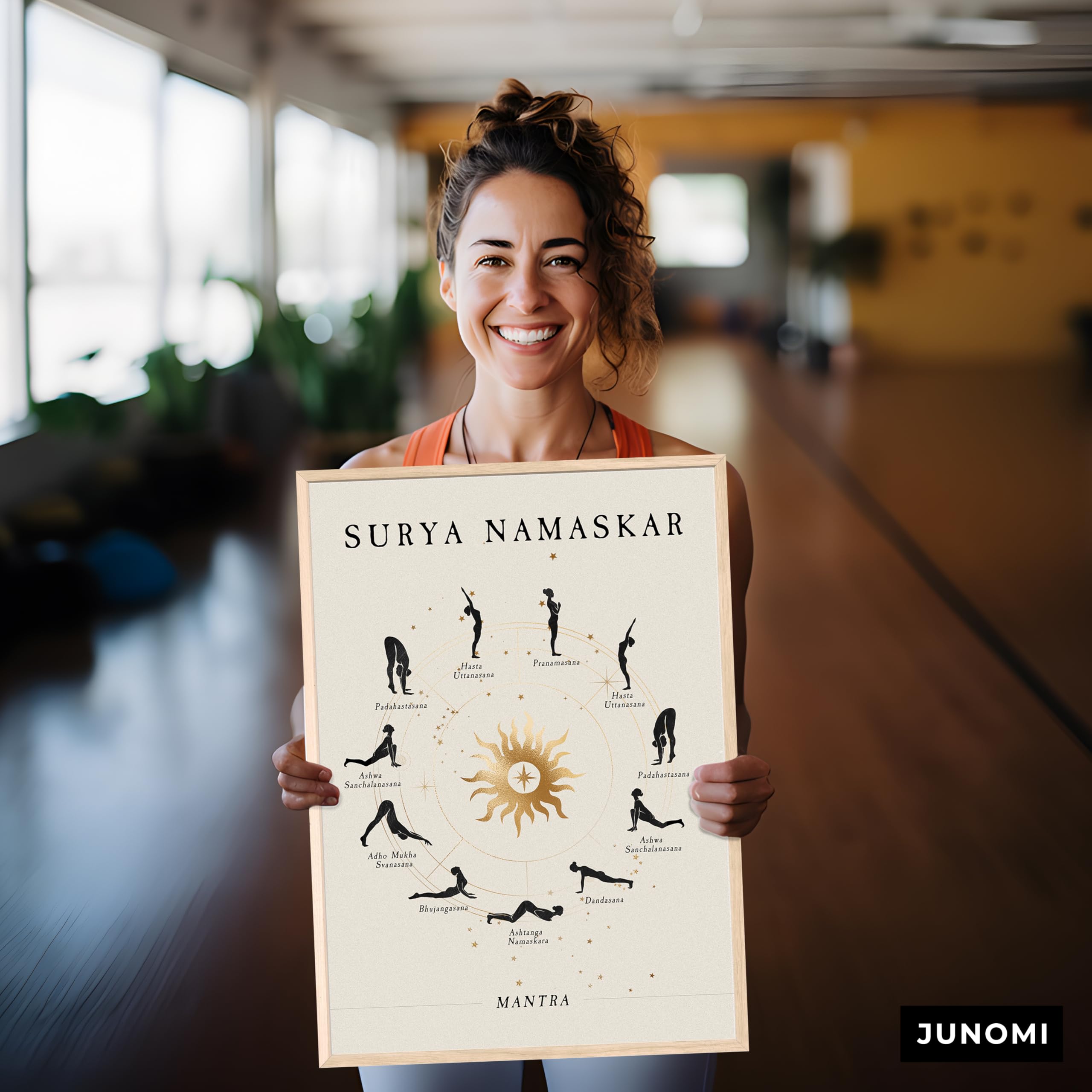 JUNOMI® Sonnengruß Poster DIN A2 Rahmen Natur | Yoga Sonnengruß | Boho Wanddeko fürs Yogastudio und Schlafzimmer, der vollständige Ablauf im Kreis um eine goldene Sonne