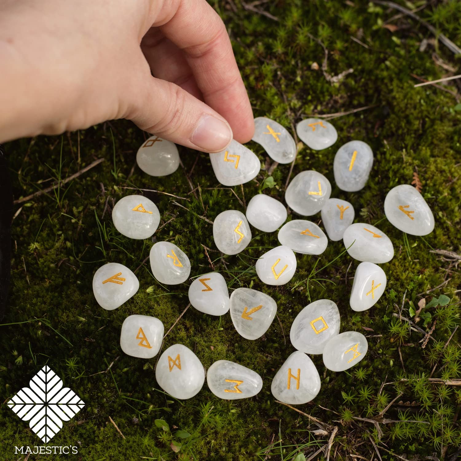 Rune Celtiche Vichinghe Cristallo di Rocca, Set x25 Pietre Lucide Semi Preziose Incise (2 cm x 1 cm) + Sacchetto Nero + Libro Pratico (PDF) - Alfabeto runico Futhark per divinazione e cartomanzia