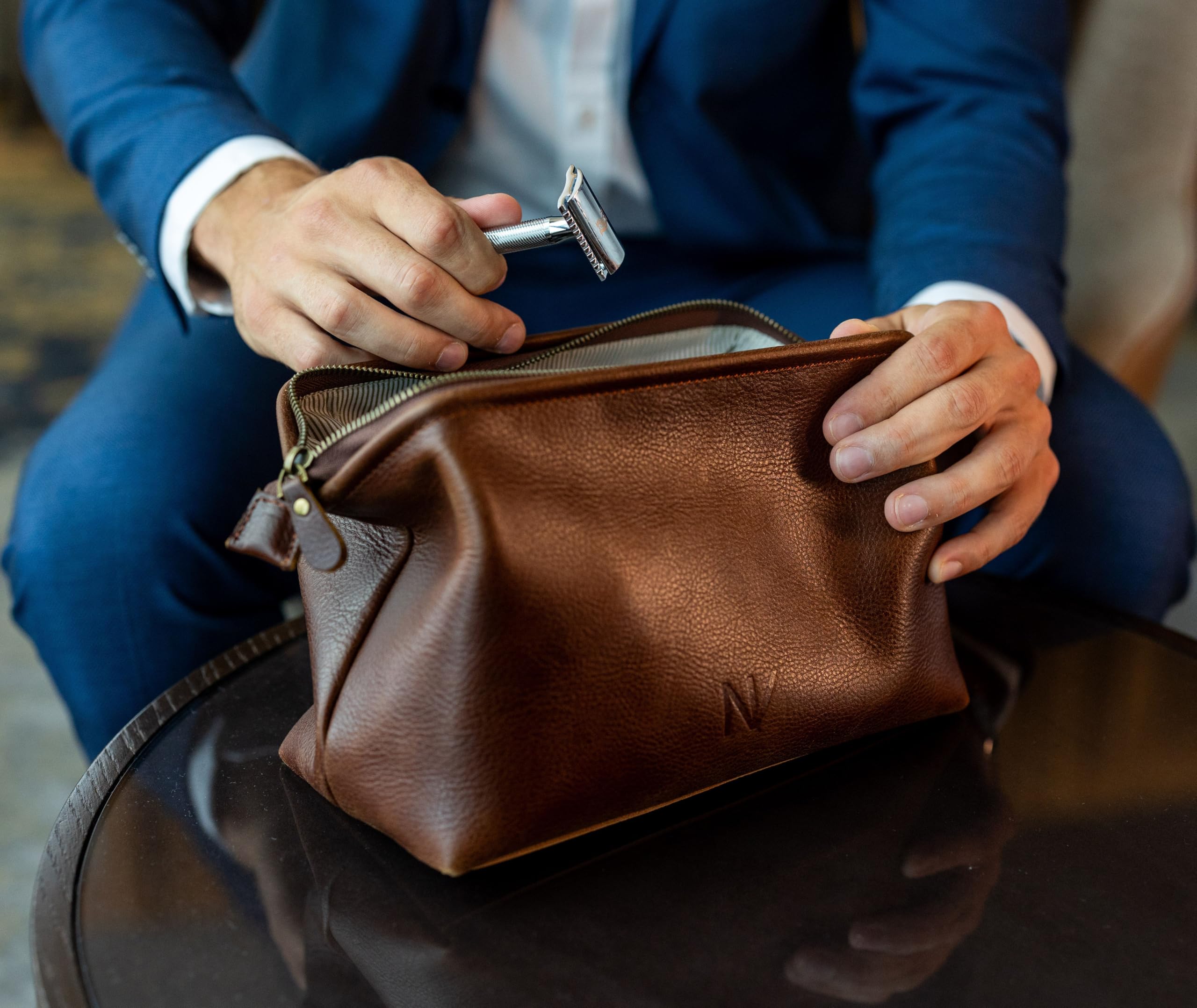 NV Holder - Neceser de Piel auténtica de Primera Calidad para Hombre, el Mejor Kit de Viaje y Organizador de higiene, Hombre, Marrón, Neceser de Piel auténtica