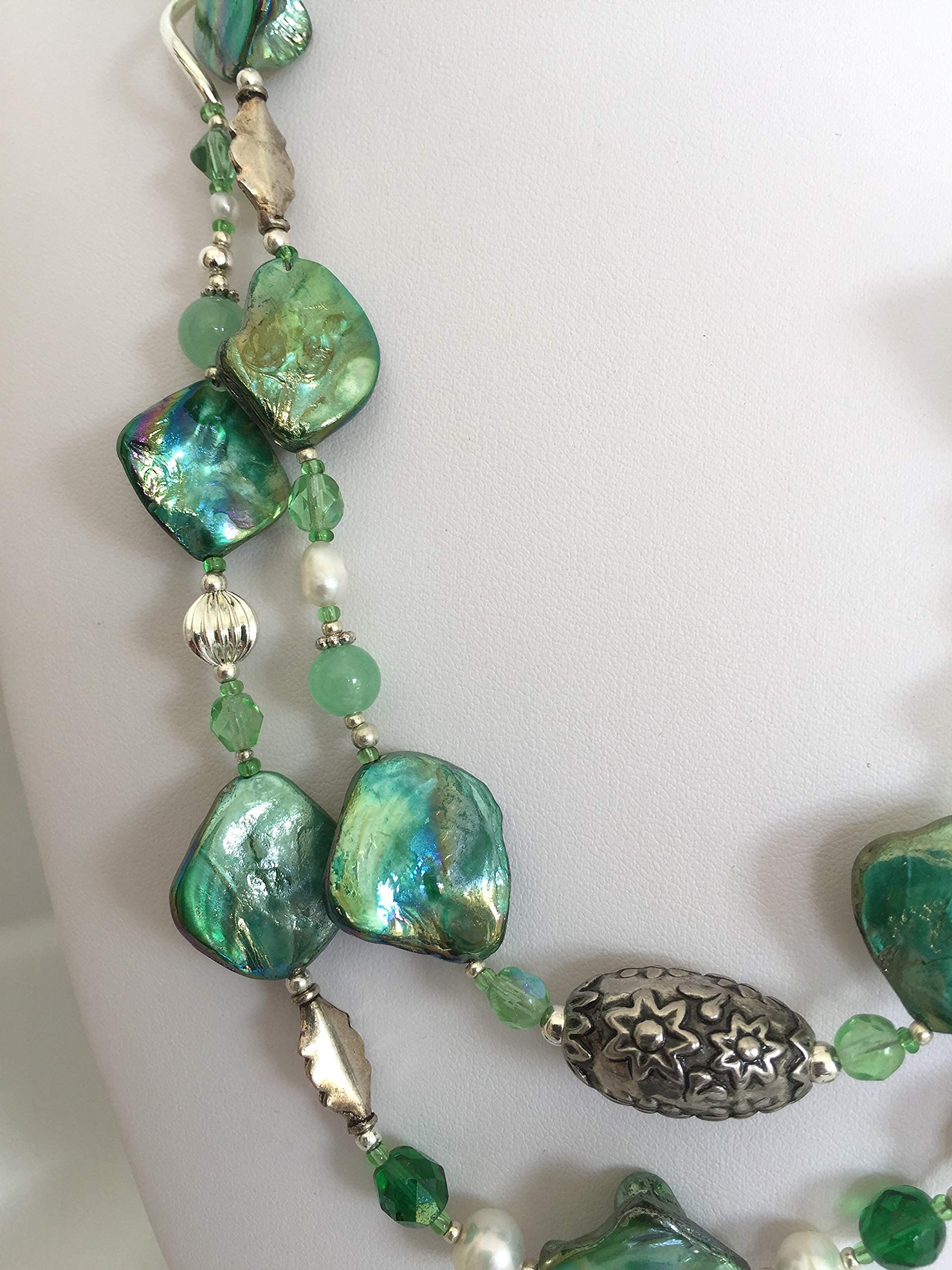 Gioielli d'Artista di Chiara Bo Collana Verde Donna a due fili in madreperla Luminosa Verde