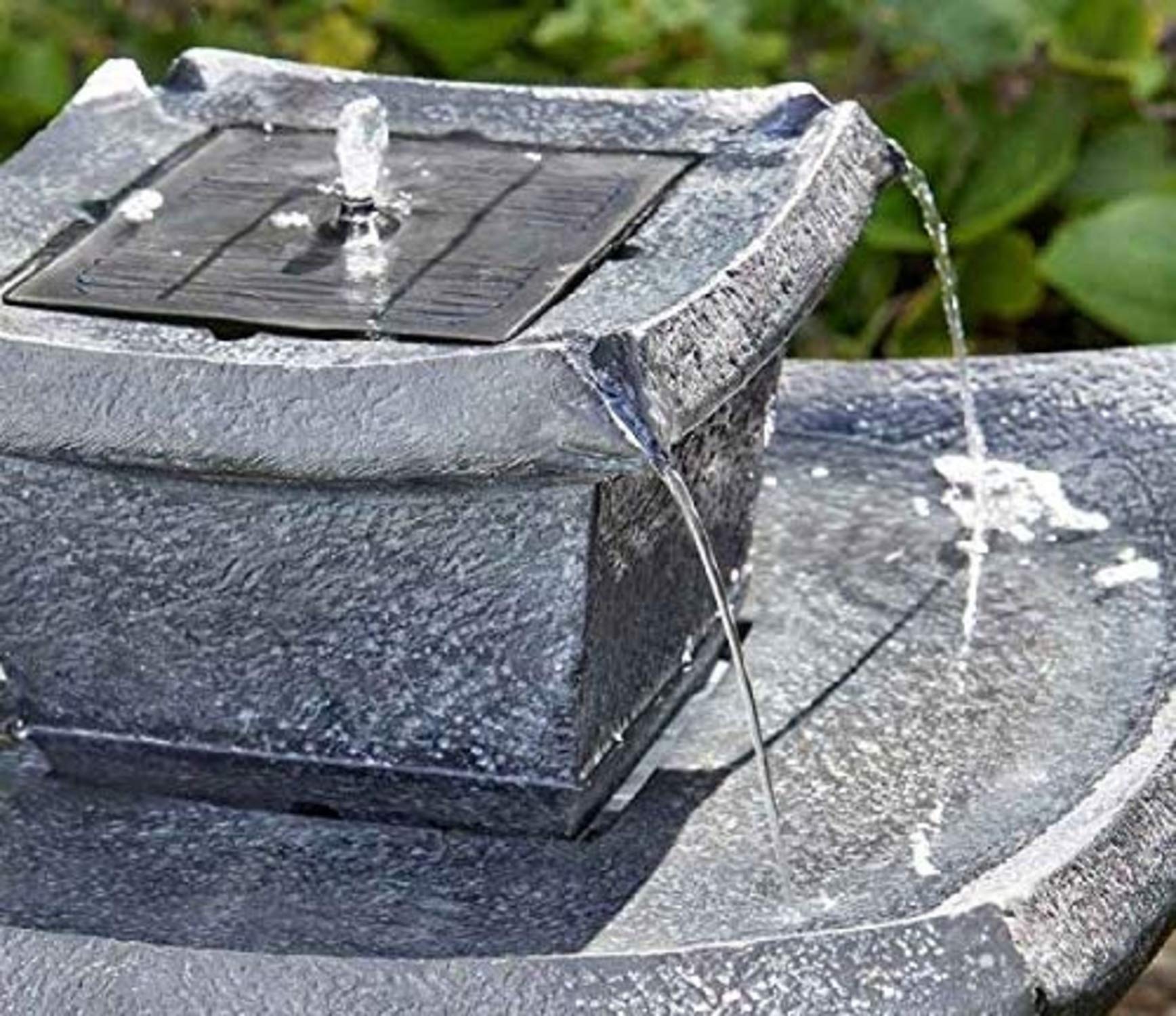 Garden Mile Fontana solare Pogoda dal design giapponese, effetto pietra tradizionale, vaschetta ornamentale per uccelli da giardino, patio, in resina ad alta efficienza energetica, a 2 ripiani