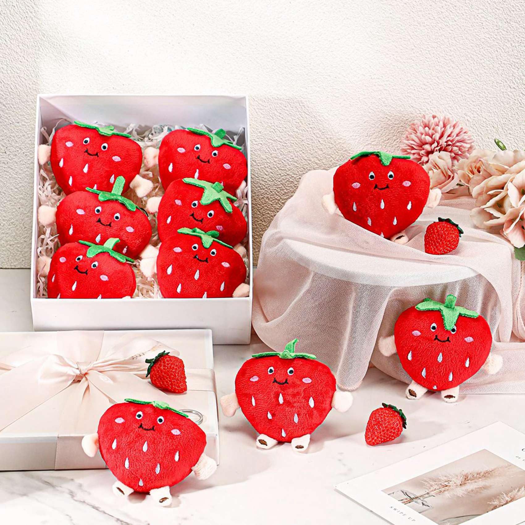 72 Pezzi di Simpatici A Forma di Fragola, Ciondolo di Peluche Rosso, Ciondolo Kawaii Imbottito, Sacchetto Regalo per A Tema Fragola