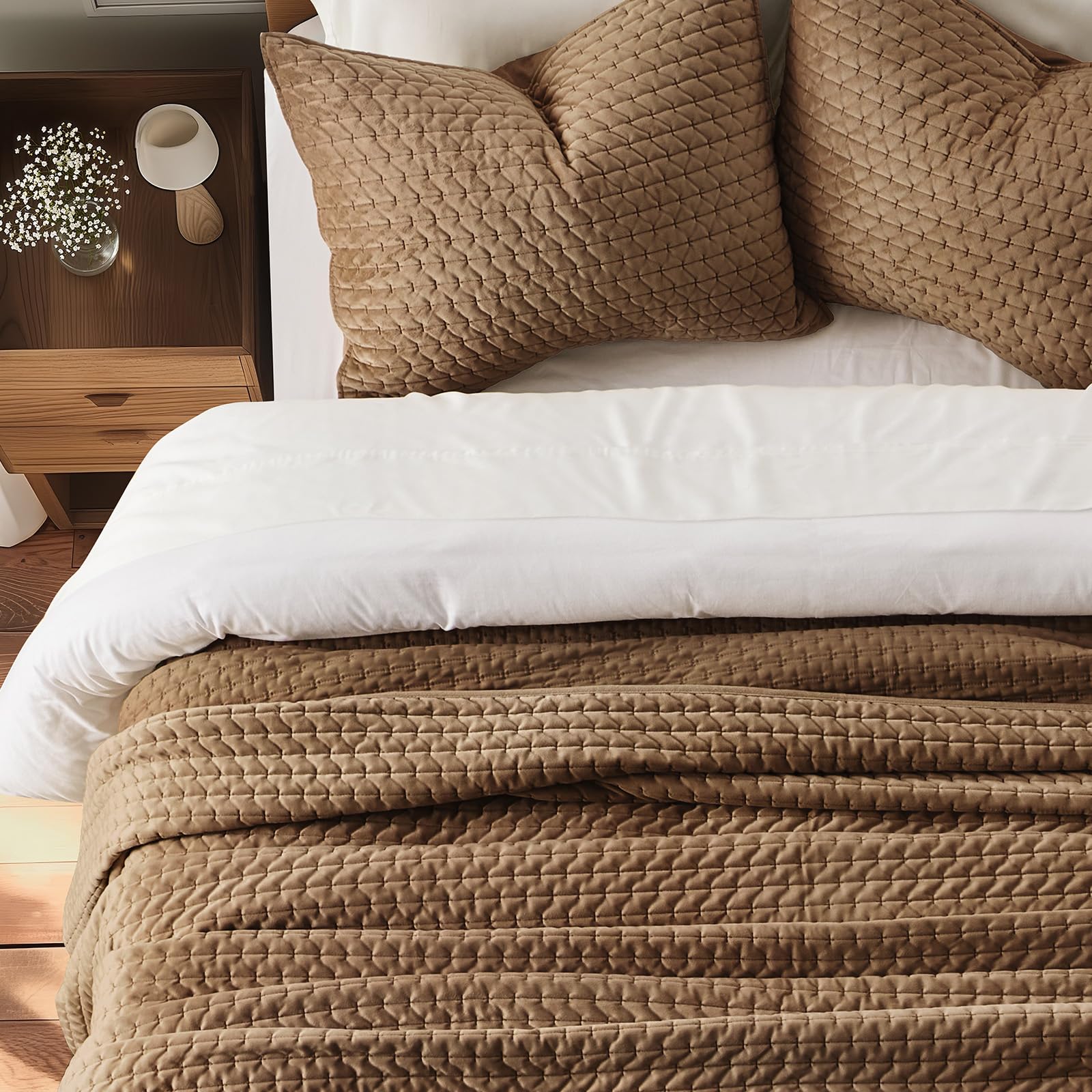 Amazon.com: EverGrace Luxury Velvet Quilt Set King Size 3 Piece, Soft  Cross-Stitch Velvet Comforter Set with Pillow Shams, Lightweight Coverlet Bedspread  Bedding Set for All Seasons, Tobacco Brown