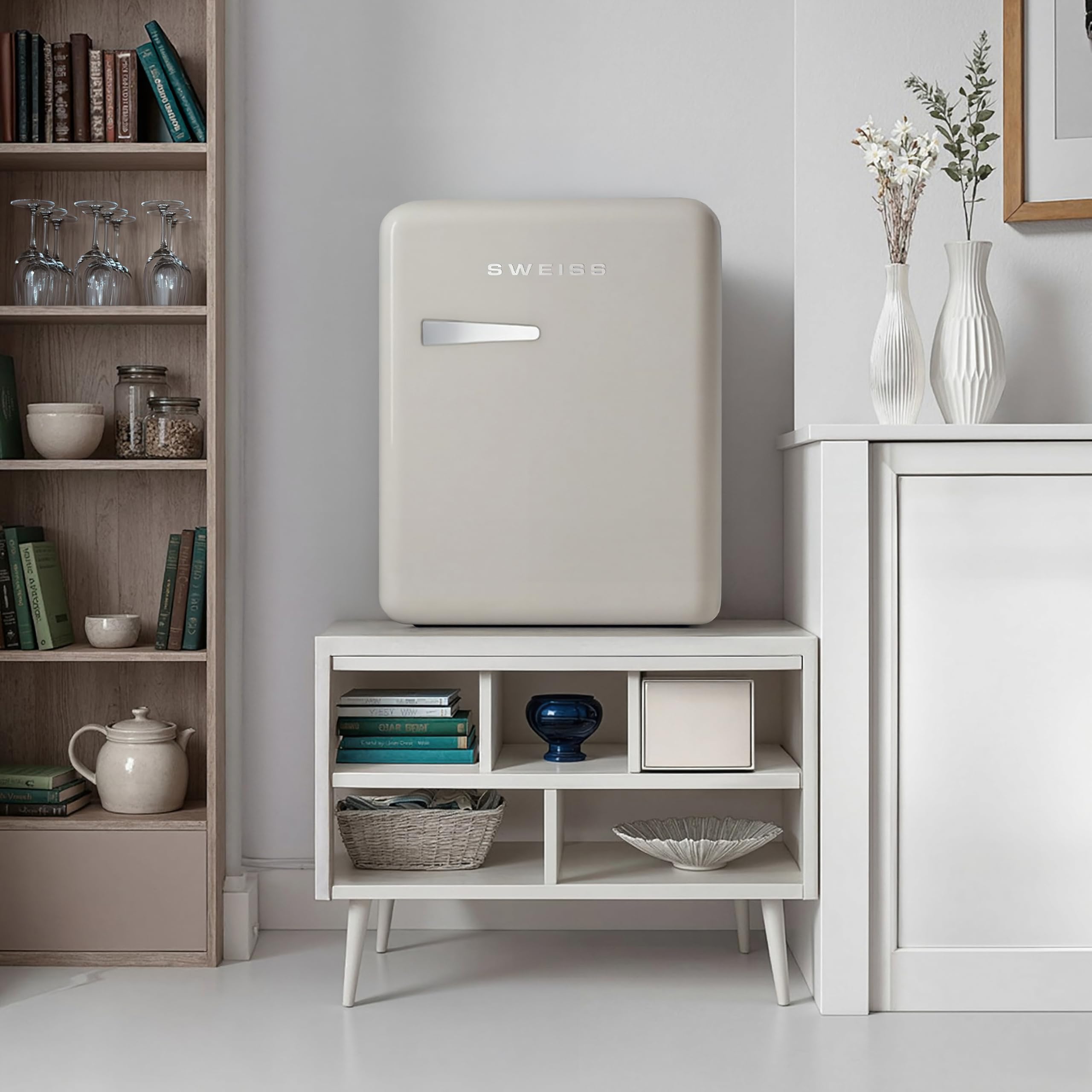 SWEISS Mini Bar Vintage 31L WEISS8, Mini Refrigerador Compacto Diseño Retro, Refrigerador Silencioso 24dB para Habitación, Oficina, Bebidas o Cosméticos, Temperatura Ajustable 6°-15°C, Beige