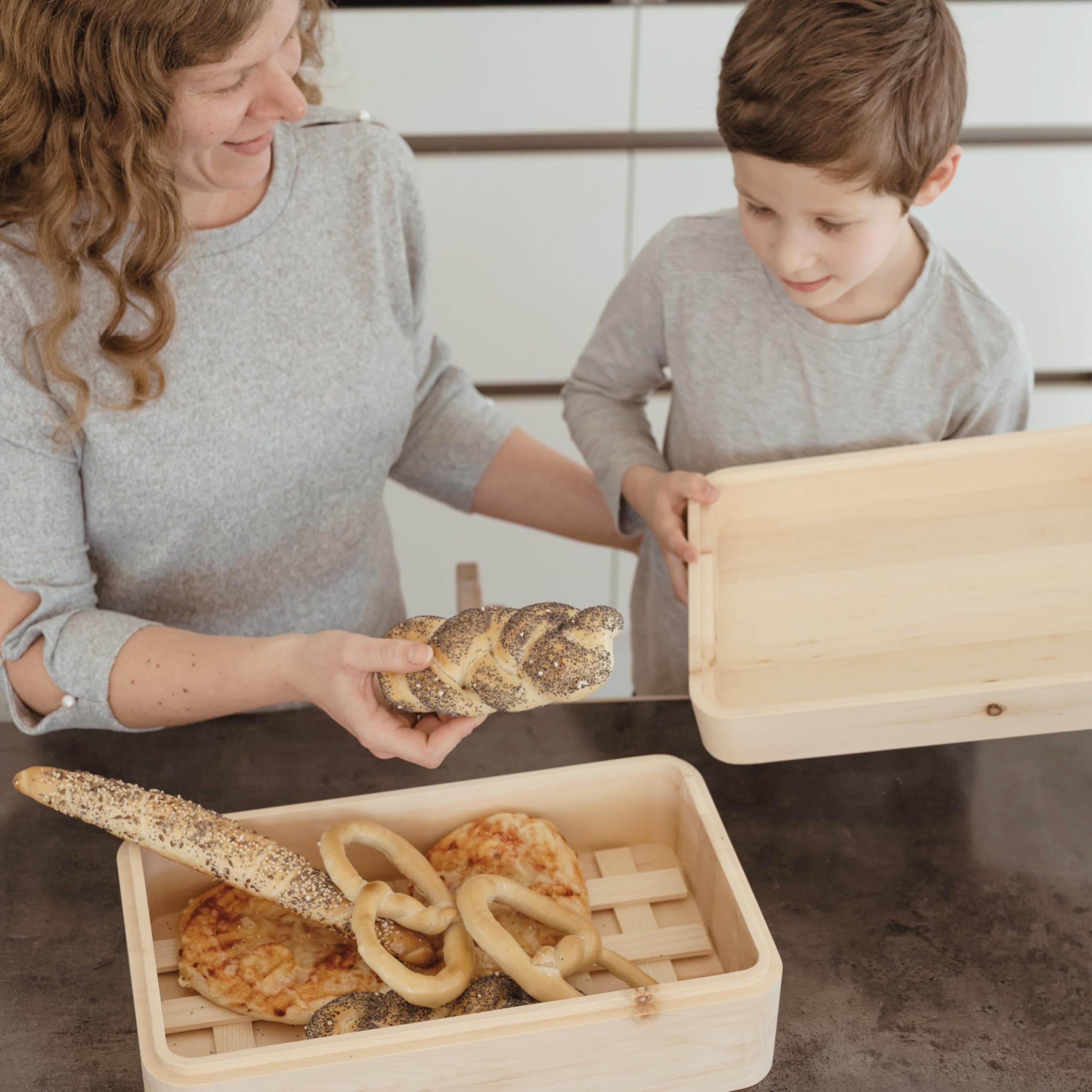 JOWE Zirbenbrotdose | Brotbehälter aus Zirbe | Brotaufbewahrungsbox aus Holz | Brotkasten aus Zirbe