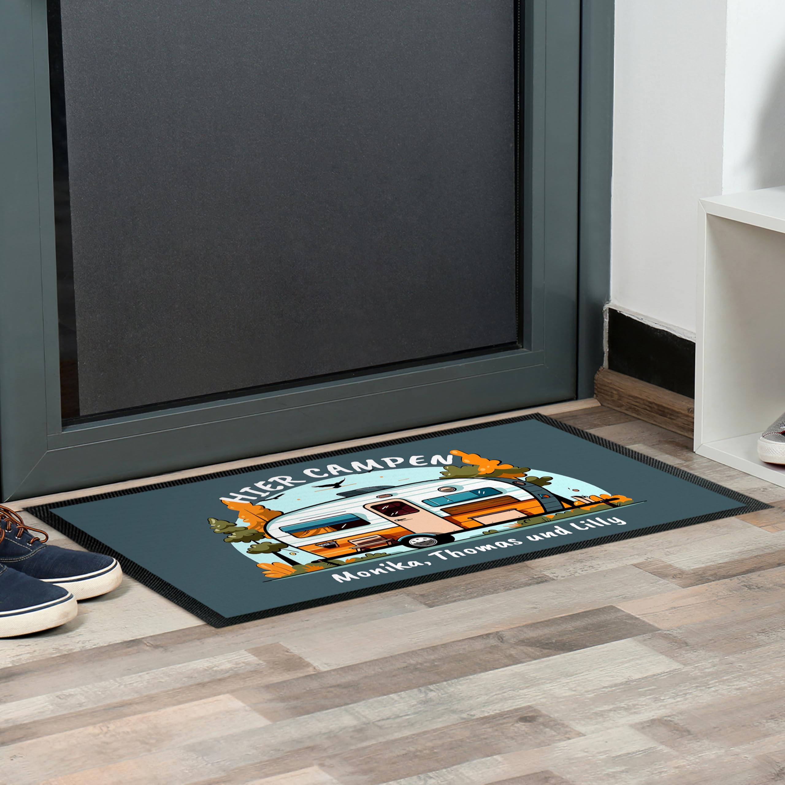 True Statements Camping Fußmatte „Hier CAMPEN“ personalisiert mit Wunschtext - für Innen & Außen - Geschenk für Campingfans Familien Reisen Camping-Freunde Geburtstag (50 x 75 cm)