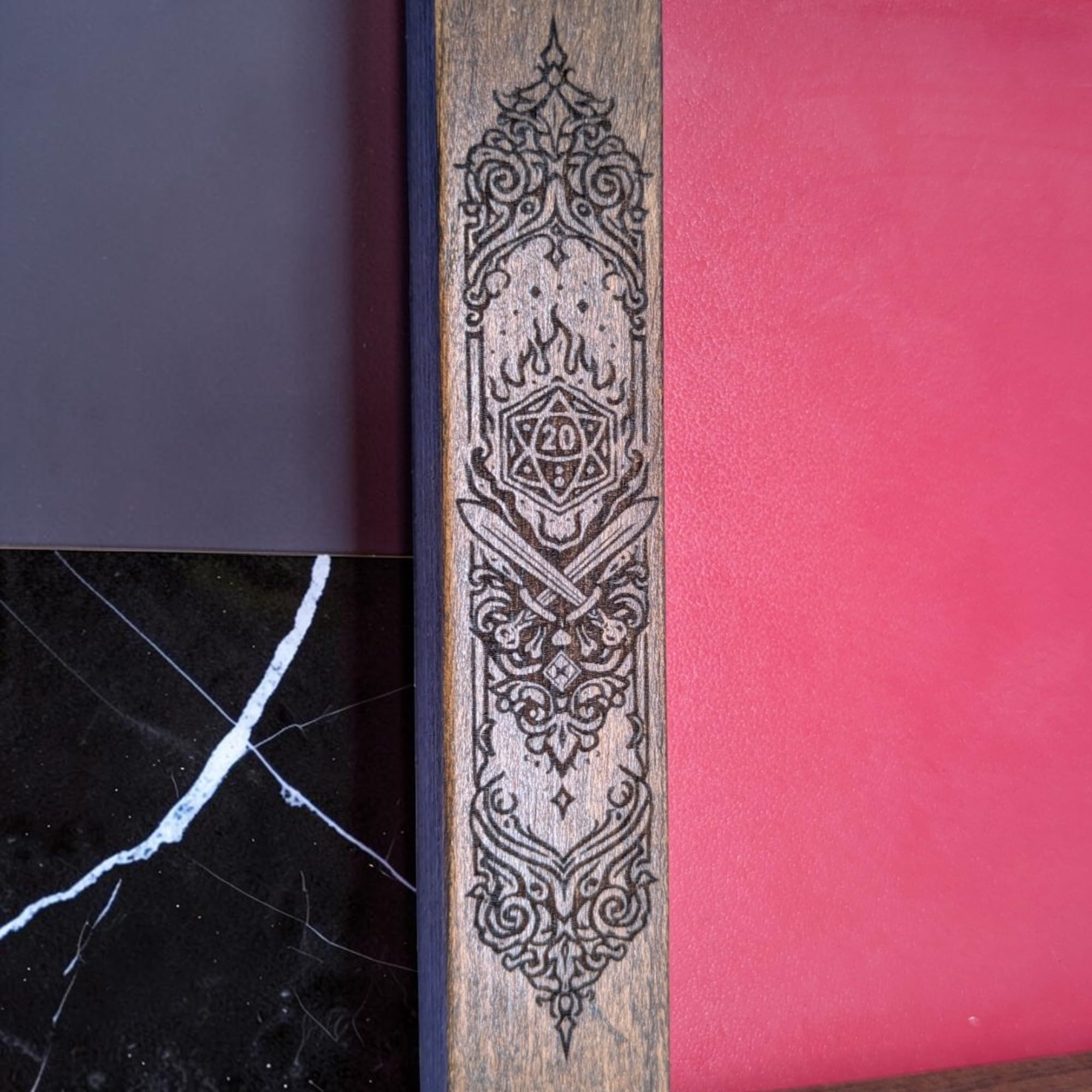 Piste à Dés en Bois & Cuir Véritable – Gravure Runes Viking (Futhark) – Fond Silencieux – 17 ou 24 cm – Jeu de Rôle JDR, DND, Wargame (Rouge, 17 cm, sans Coins métalliques)