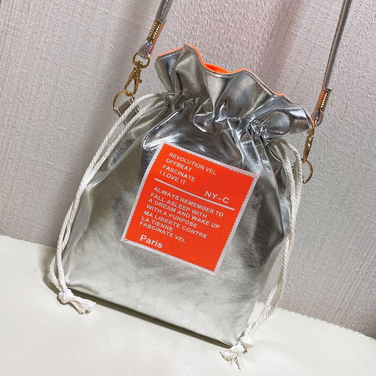 Amazon.co.jp: ミニ巾着ショルダーバッグ メタルレザー シルバー Amazon.co.jp: ミニ巾着ショルダーバッグ メタルレザー シルバー