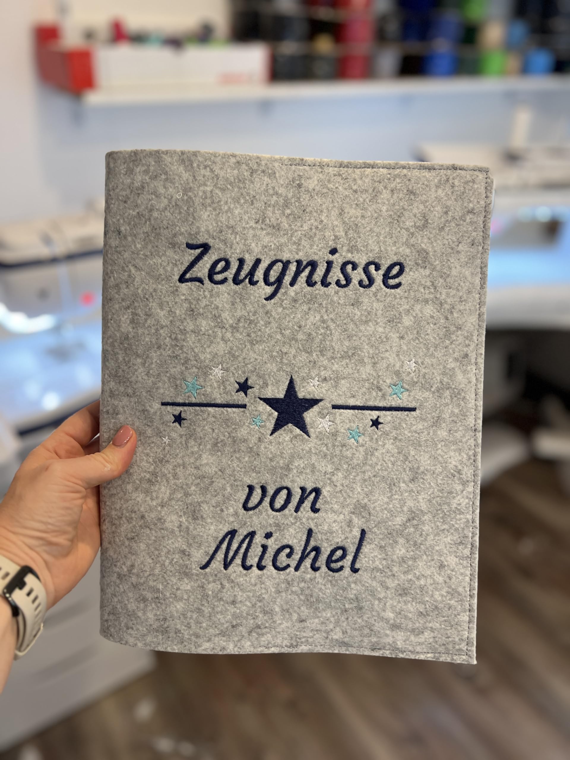 Generisch Personalisierte Zeugnismappe A4 aus Filz | Sternchen| hochwertig Bestickt | Schulkind | Geschenk | Schulstart | Zeugnisordner | Jungs und Mädchen