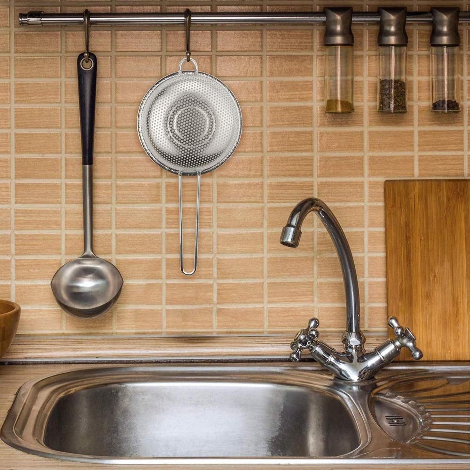 Scolapasta in acciaio inox a maglie fini per filtrare e drenare efficacemente vari ingredienti