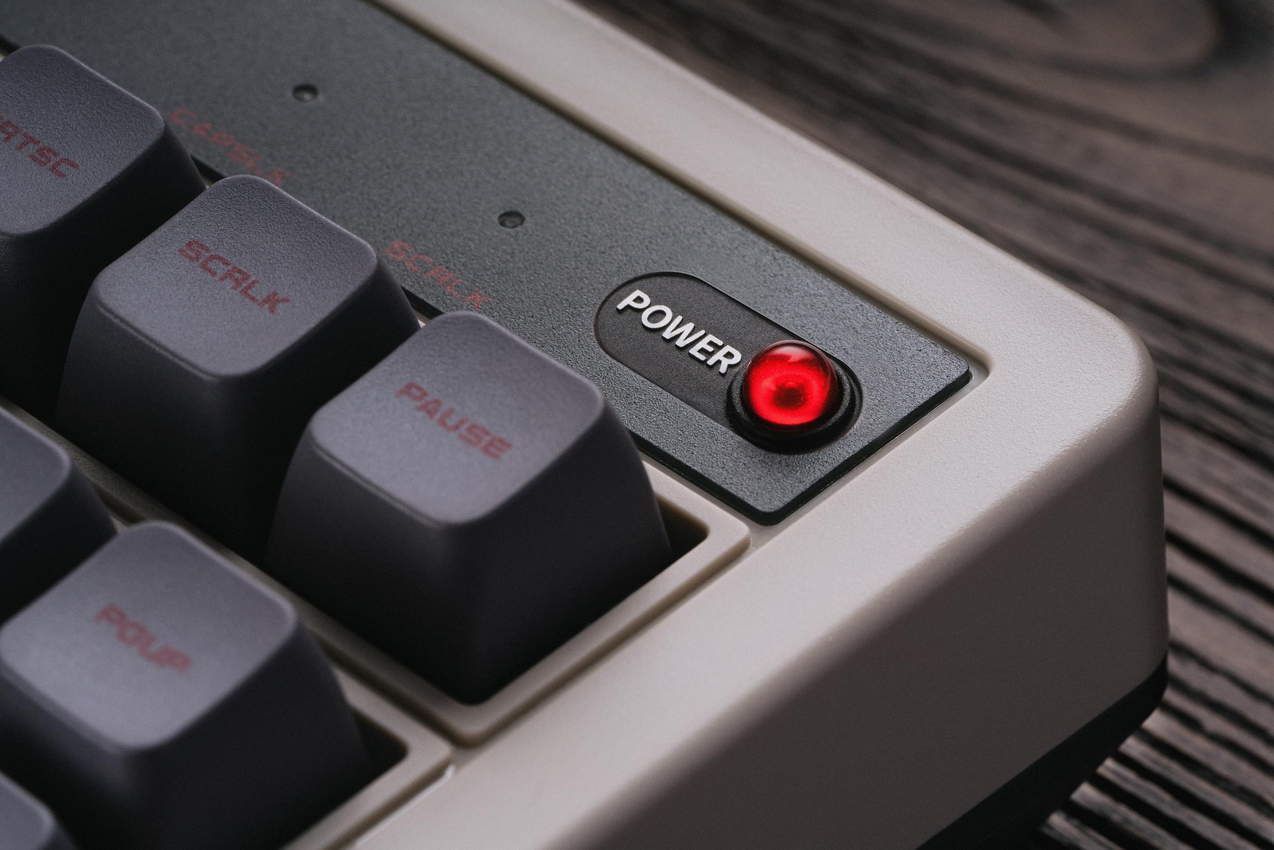 8Bitdo Tastiera meccanica retrò, tastiera da gioco hot switchable Bluetooth/2.4G con 87 tasti, doppio super tasto e super stick per Windows e Android - Layout ISO UK - N Edition