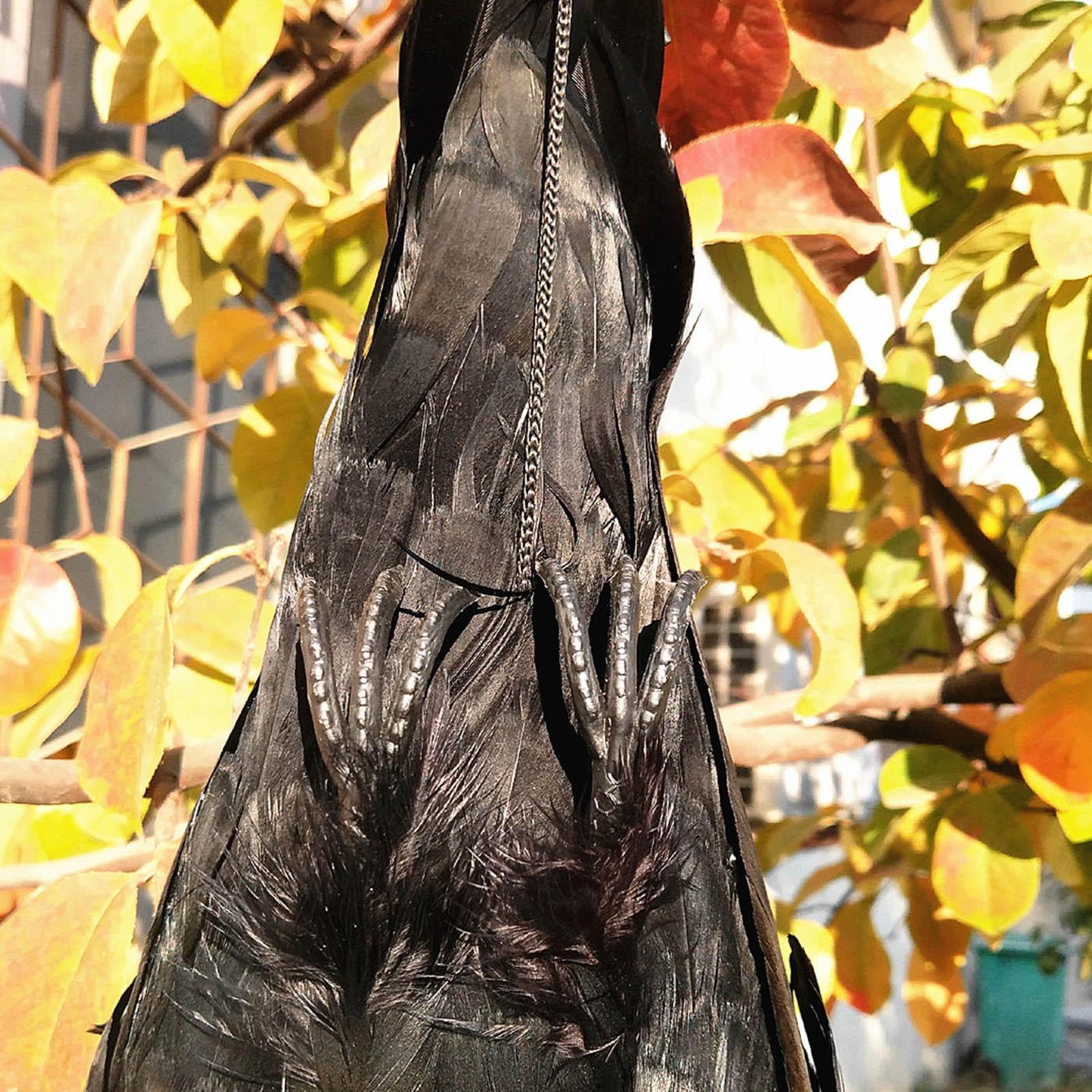 KWQBHW 2 pezzi realistici da appendere corvo morto nero piumato corvo finto corvo esca 32 cm grandi corvi per feste di Halloween Bar decorazione casa infestata spaventoso Prop