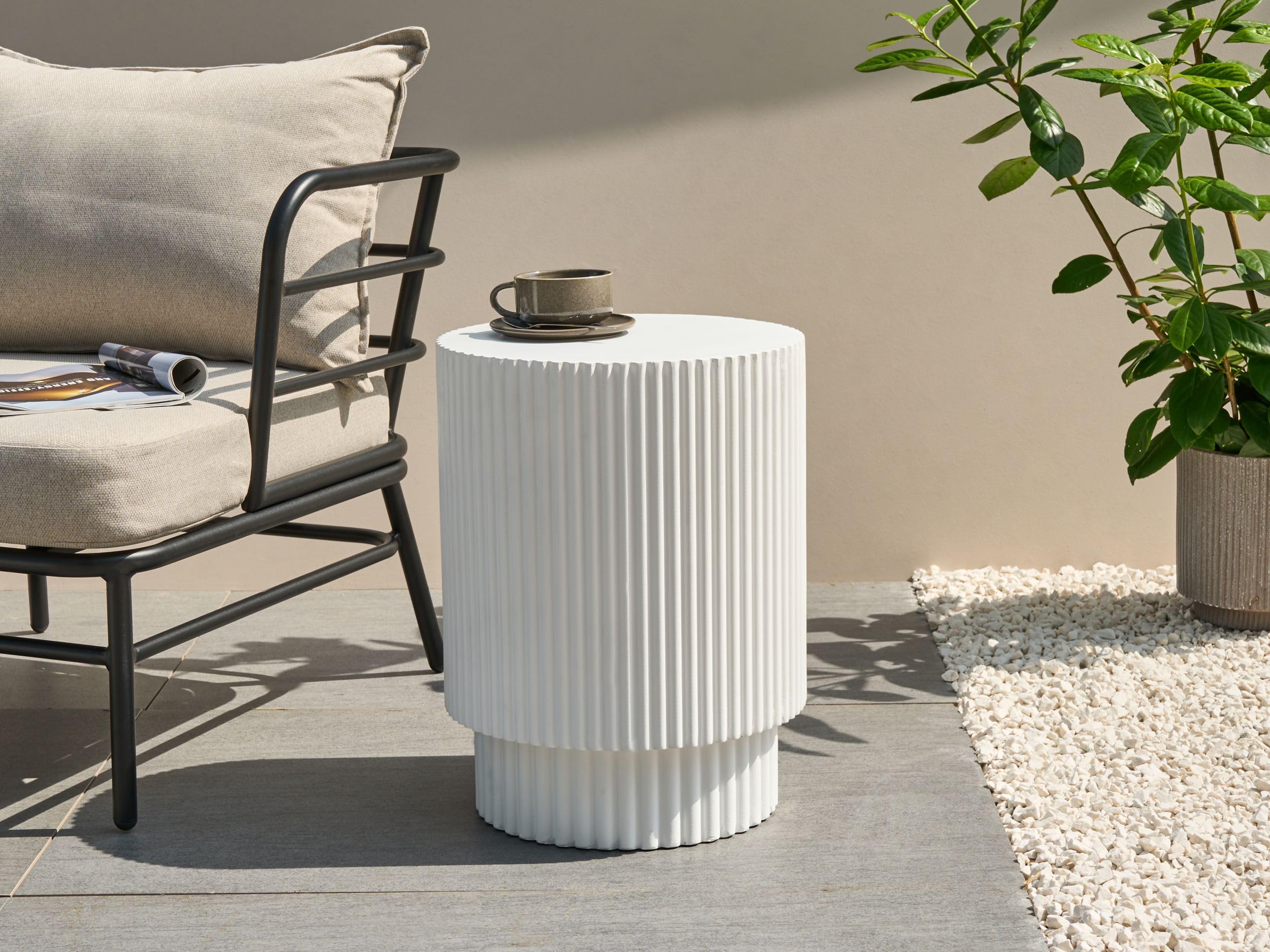 Beliani Table d'Appoint Striée Moderne MgO Ronde Résistante aux UV et aux Taches Blanche Biccari