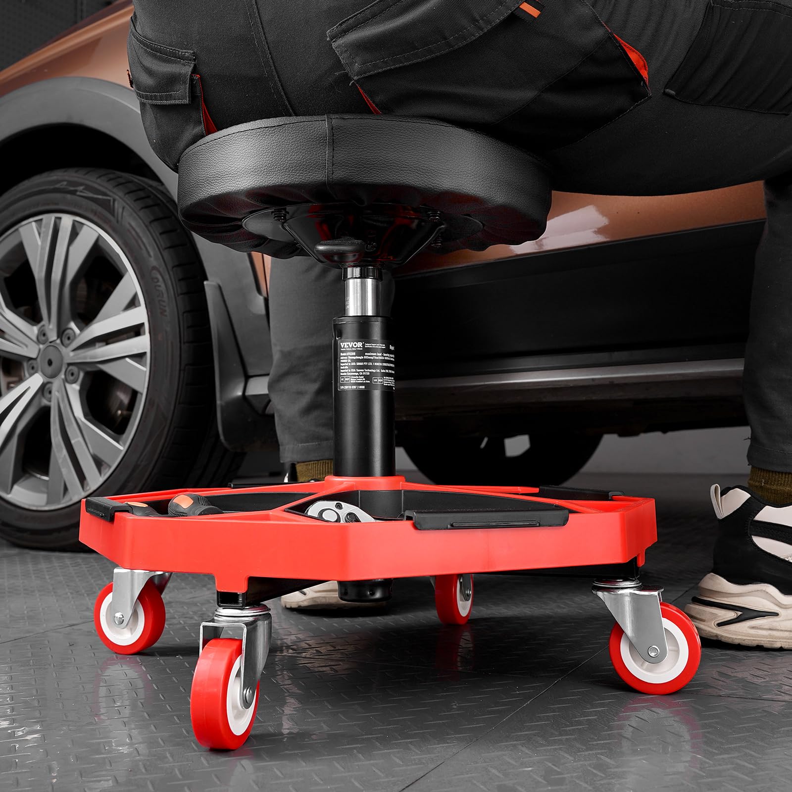 VEVOR Rollbarer Werkstatthocker Werkstattsitz (136 kg Tragkraft) Garagensitz Arbeitshocker, höhenverstellbar (420–550 mm), Rollsitz mit Werkzeugablage für Garage Werkstatt Autoreparatur, Schwarz+Rot