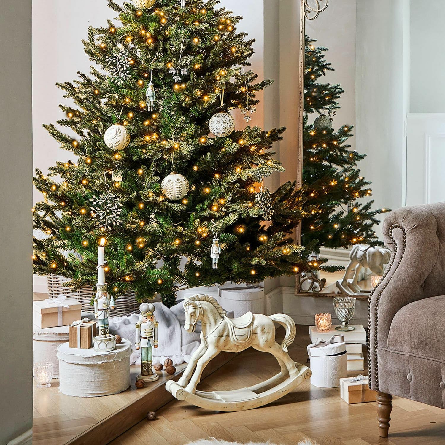 Loberon Deko-Nussknacker mit Kerzenständer Ellicott - bunt, bunt | Klassische Design-Ikone, handbemalt, Weihnachtsbeleuchtung, Weihnachtsdekoration, Weihnachten, Polyresin