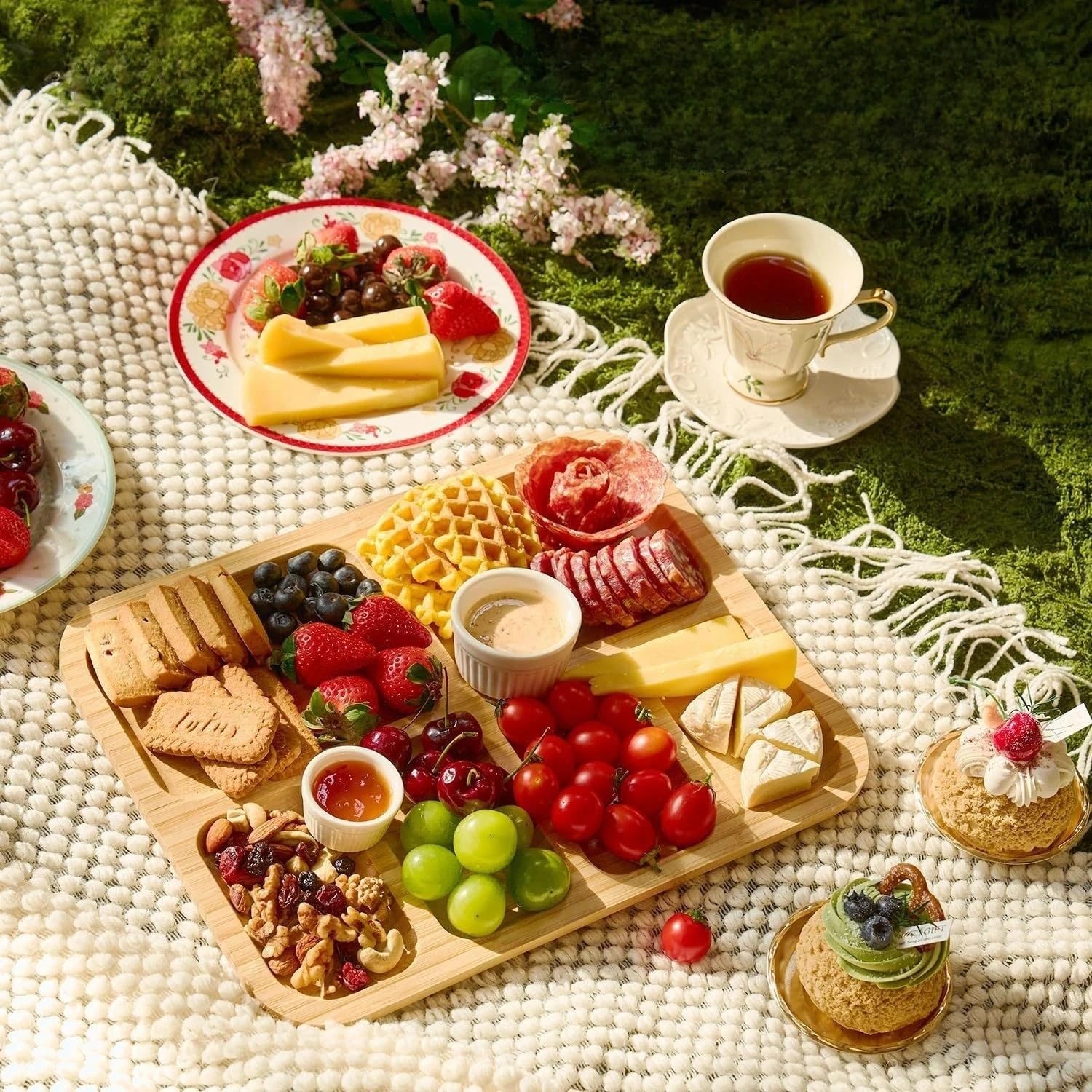 Planche à fromages en bois avec couvercle transparent, plateau de service pour fruits, collations, viande, dessert, assiette à charcuterie, planche à fromages avec compartiments, poignée pour fête