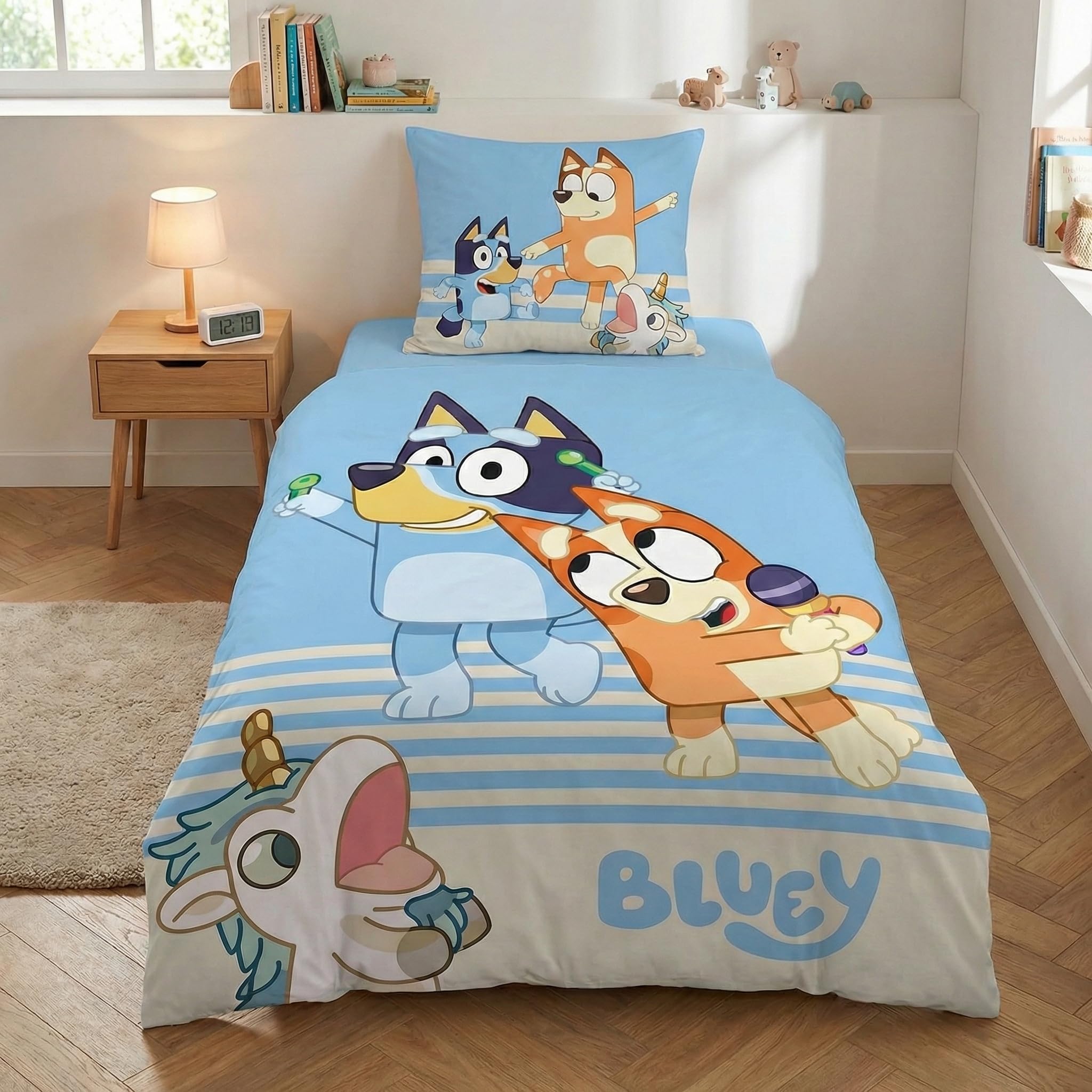 BrandMac Bluey Parure de Lit Enfant - Housse de Couette 100x135 cm & Taie d'oreiller 40x60 cm - 100% Coton Certifié - Design Plage avec Bluey, Bingo et Muffin - Idéal pour Lit Bébé et Petit Enfant