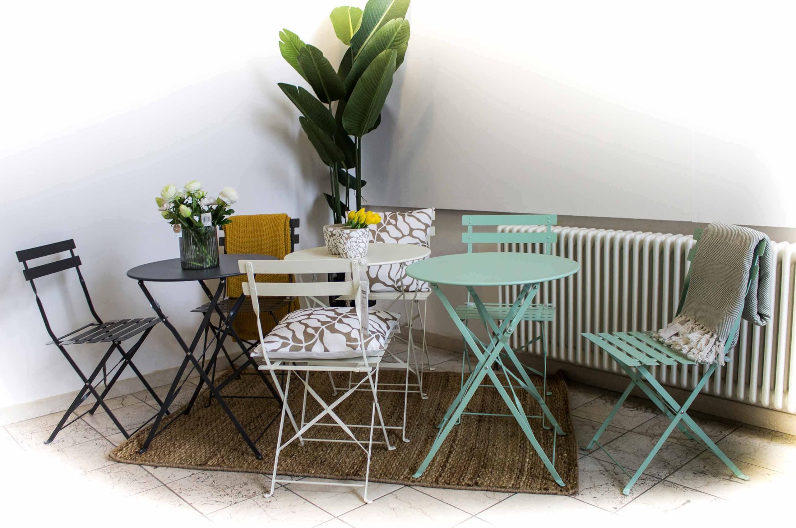 AVANTI TRENDSTORE Toano - Set arredo esterno in acciaio per due persone, composto da un tavolino con piano rotondo e due sedie, pieghevole. Disponibile nel colore bianco.