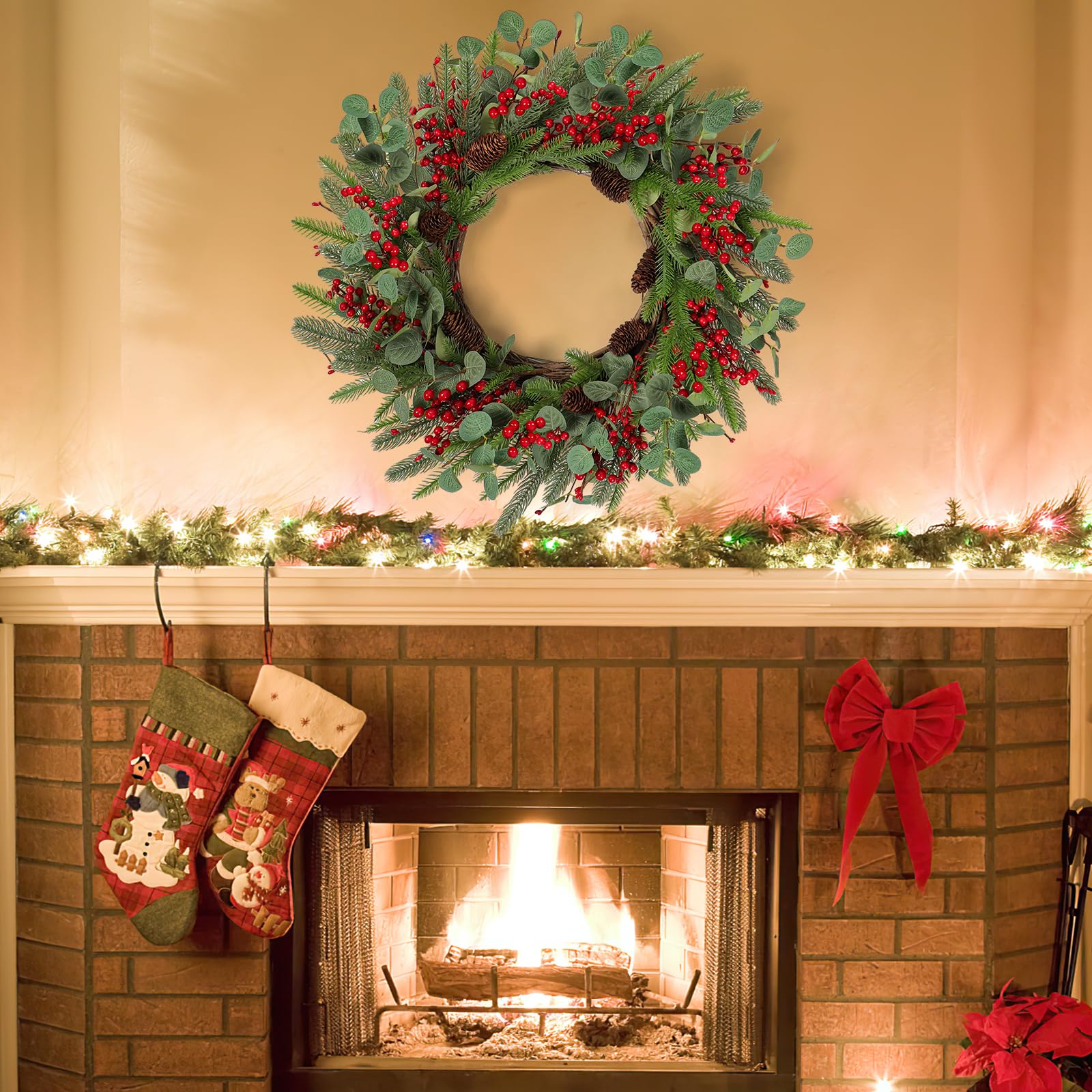Kerstkrans met vilt decoratie, bessen en rode strikken voor de voordeur