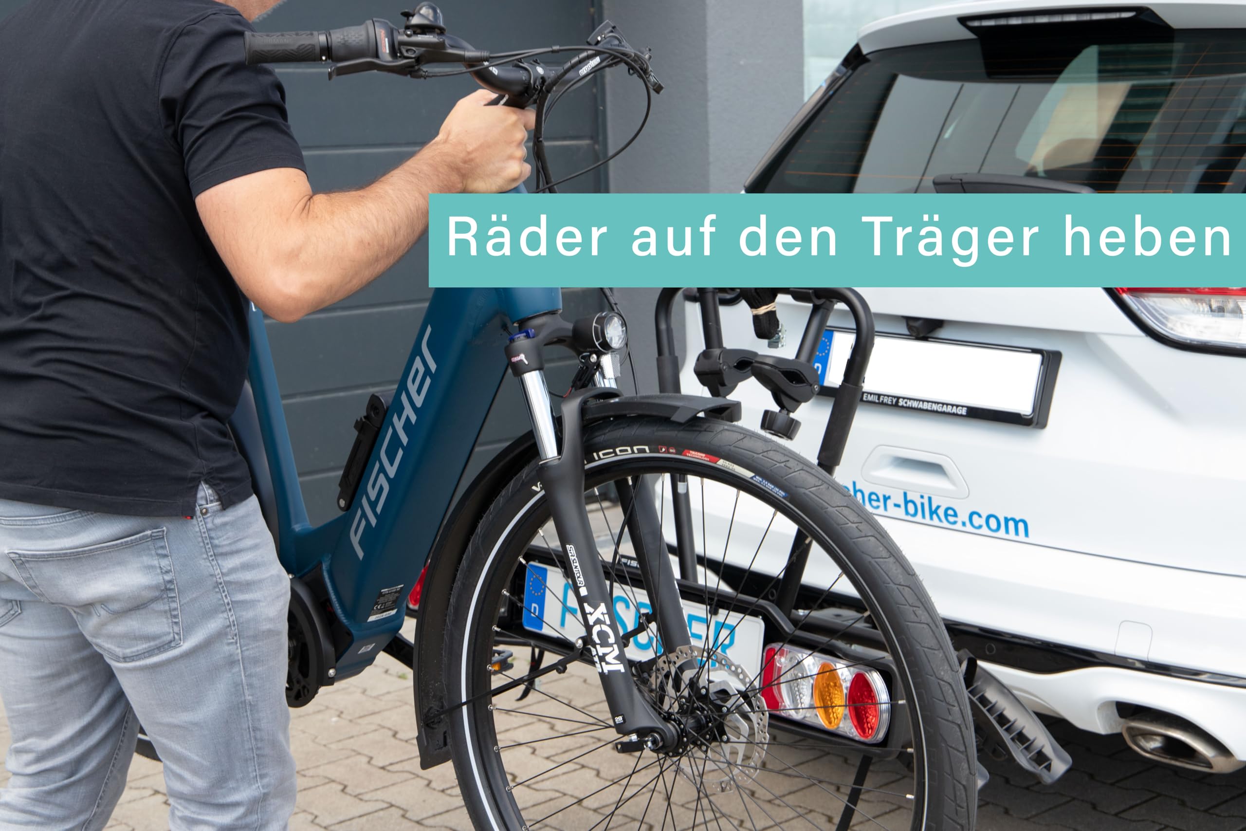 FISCHER Kupplungs-Fahrradträger SmartLine Black, für 2 Fahrräder bis 50 kg Nutzlast, für Anhängerkupplung, abklappbar, teilmontiert, mit integriertem Rahmenschutz