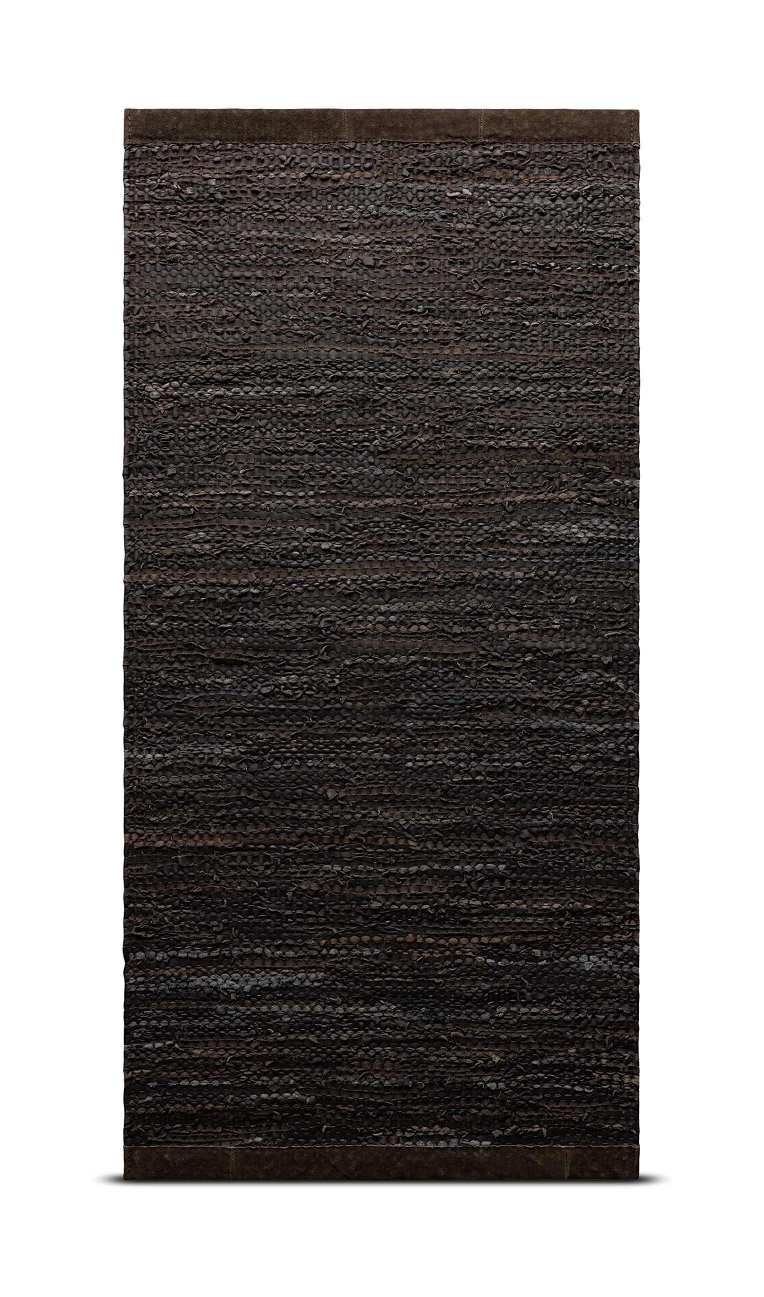Tapis marron pour une ambiance chaleureuse au pied du lit