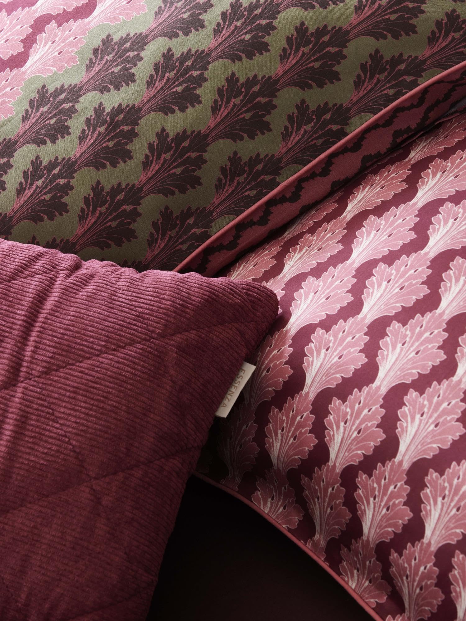 ESSENZA Bettwäsche Tesse Cherry red, 155x220 + 1x 80x80 cm - 100% Baumwollsatin 210TC - Fantasy