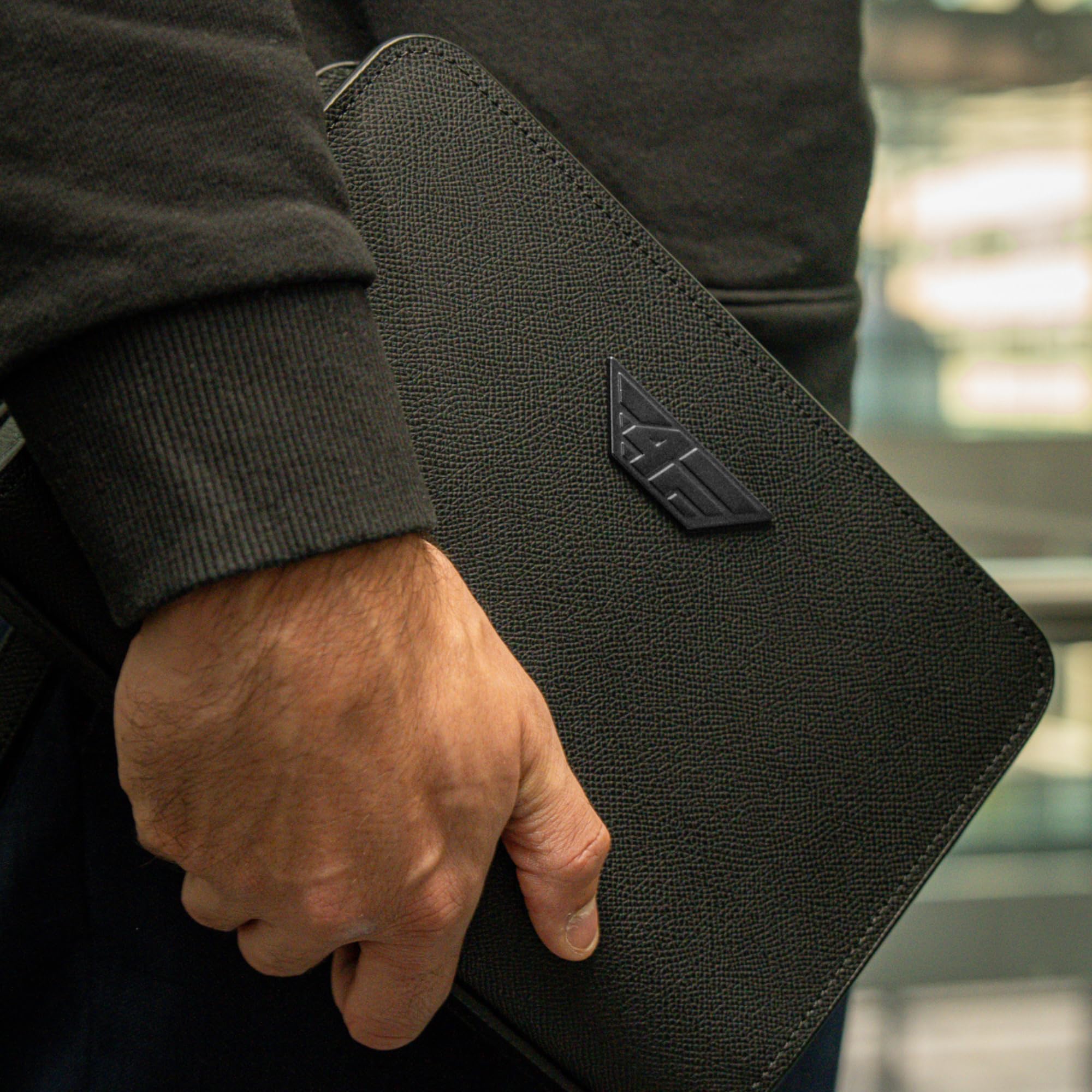 Männerhandtasche mit Fingerabdruck-Schloss & Smart Tracker Kompatibel mit Apple Wo ist? APP, Sicherheits-Handgelenktasche aus Leder für Herren, Clutch mit Kartenfach & 2 Fächer