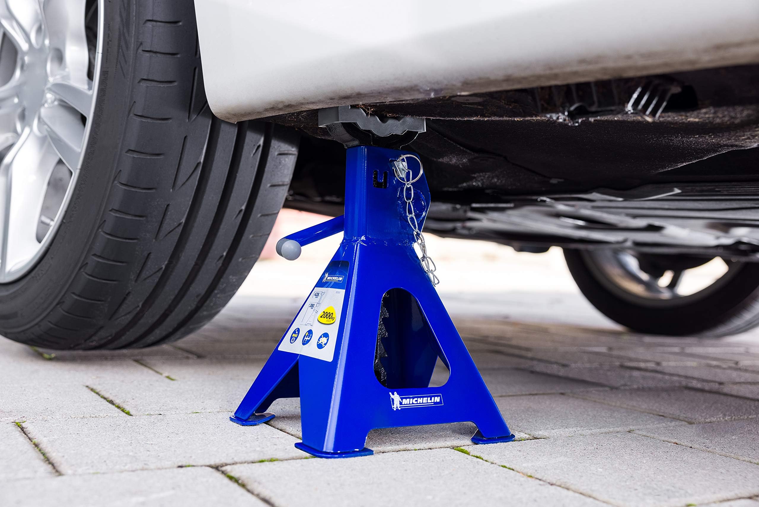 Nahaufnahme der Ratschenverstellung und der gummierten Auflagefläche der MICHELIN Unterstellböcke.
